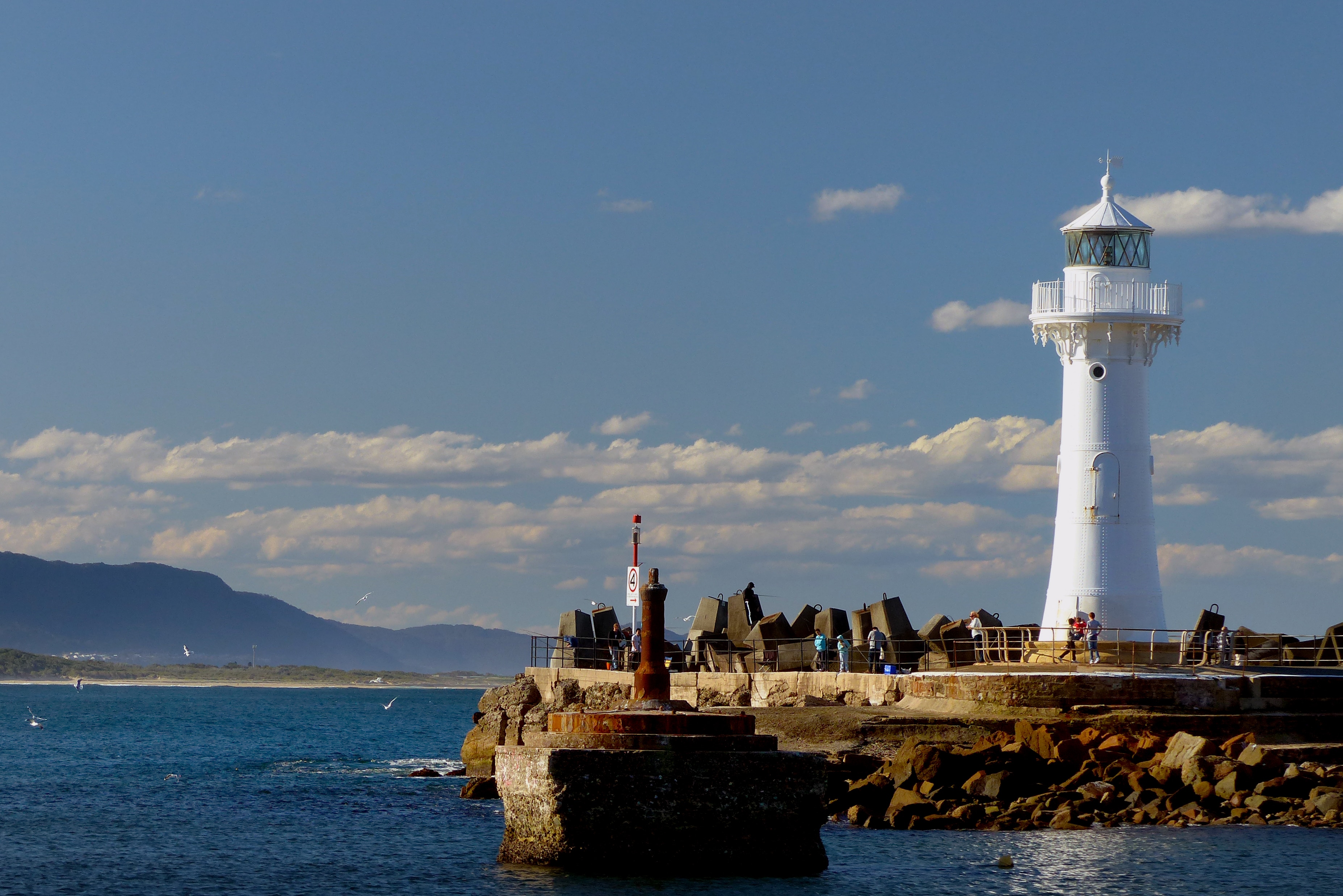 3709x2475 Wollongong Breakwater Lighthouse free image