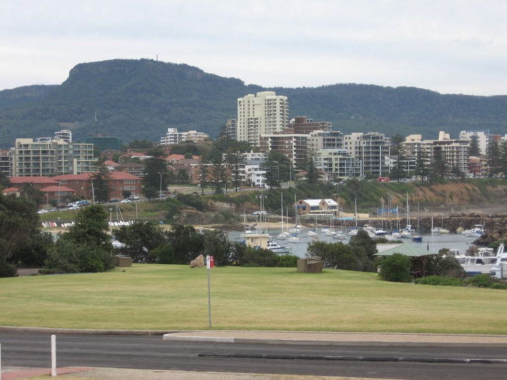 1024x768 City of Wollongong Mountains