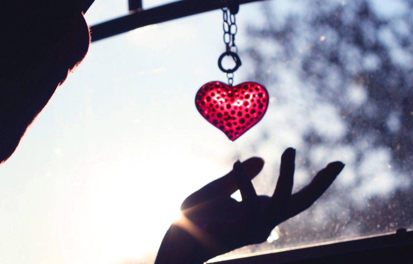 1332x850 Wallpaper heart, hand, keychain image for desktop, section настроения