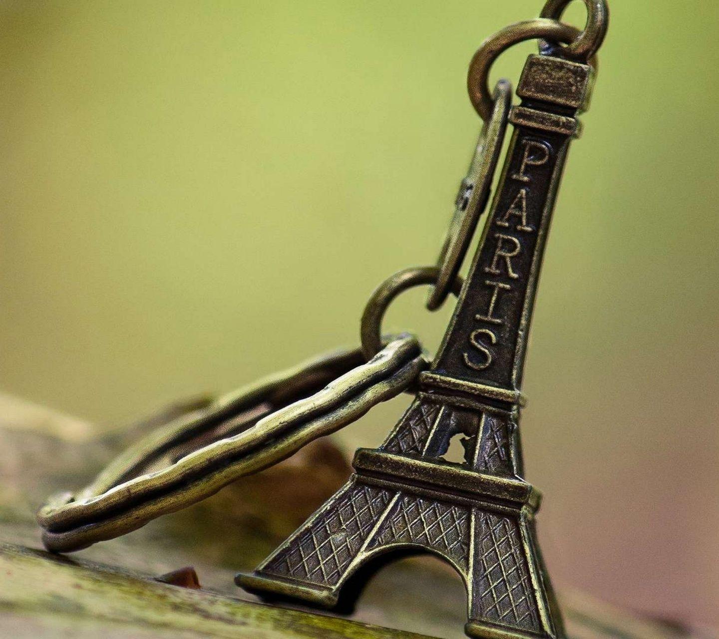 1440x1280 Eiffel Tower Keychain Galaxy S Wallpaper 1440x1280