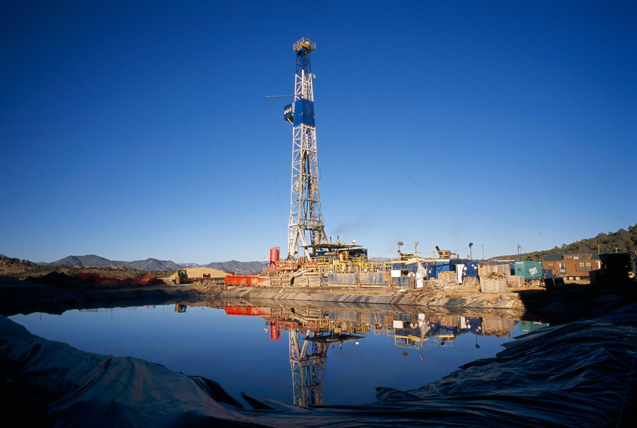 2048x1377 Hydraulic Fracturing Wallpaper .