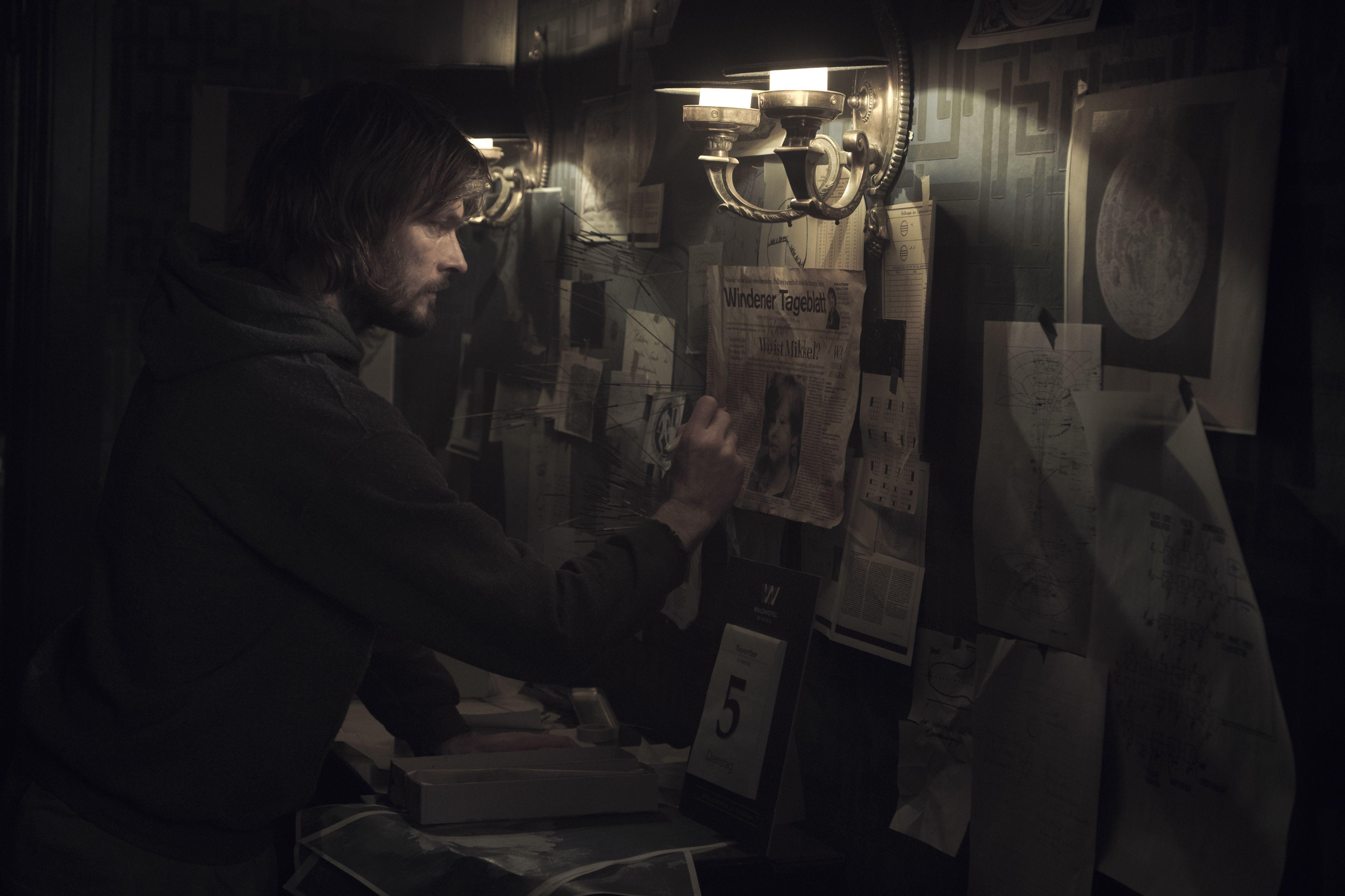 4896x3264 This 'Dark' Character Map Will Help You Make Sense Of The Show's Tangled Web Of Characters & Timelines