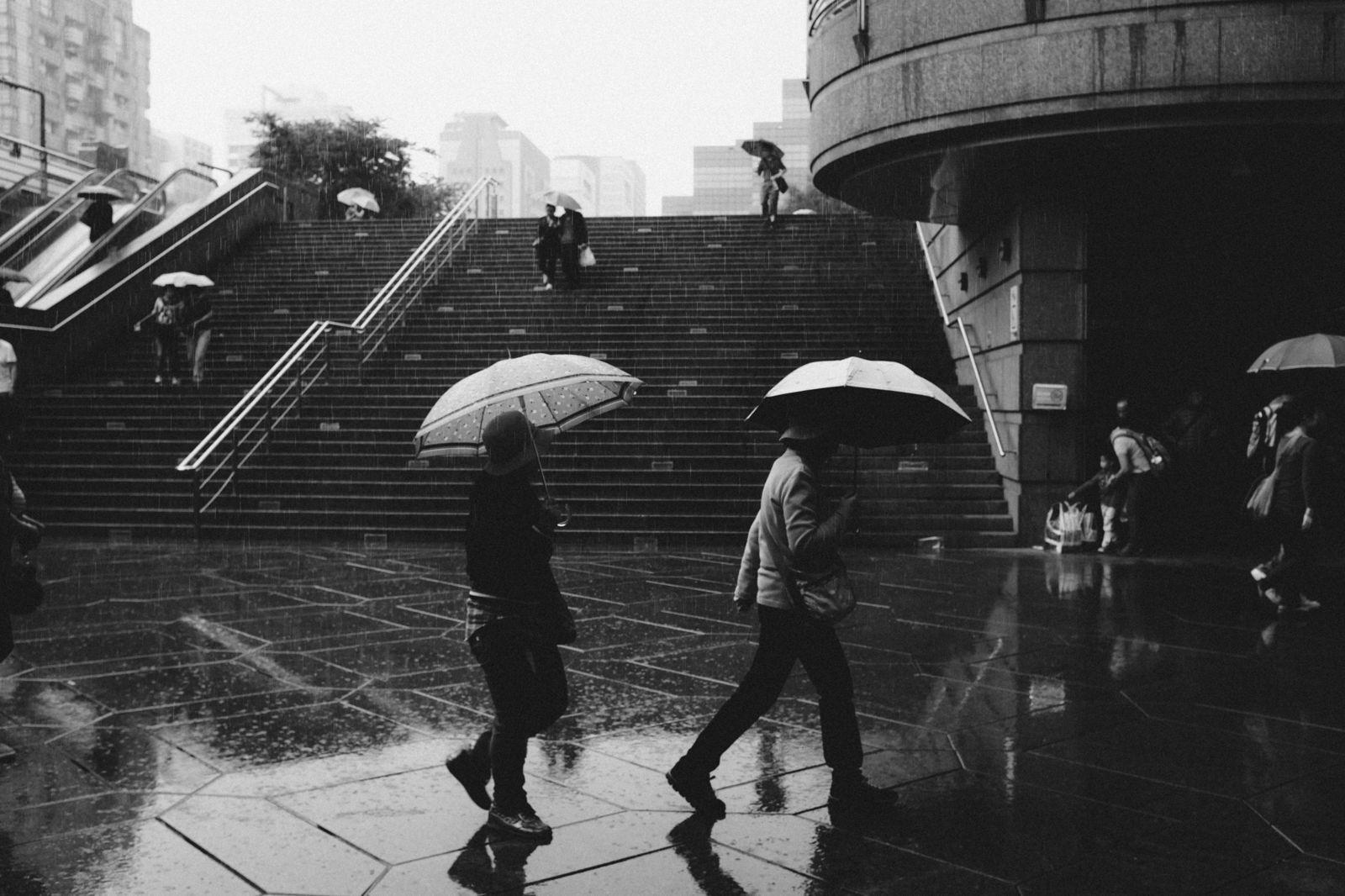 1600x1066 Black And White City People Walking .