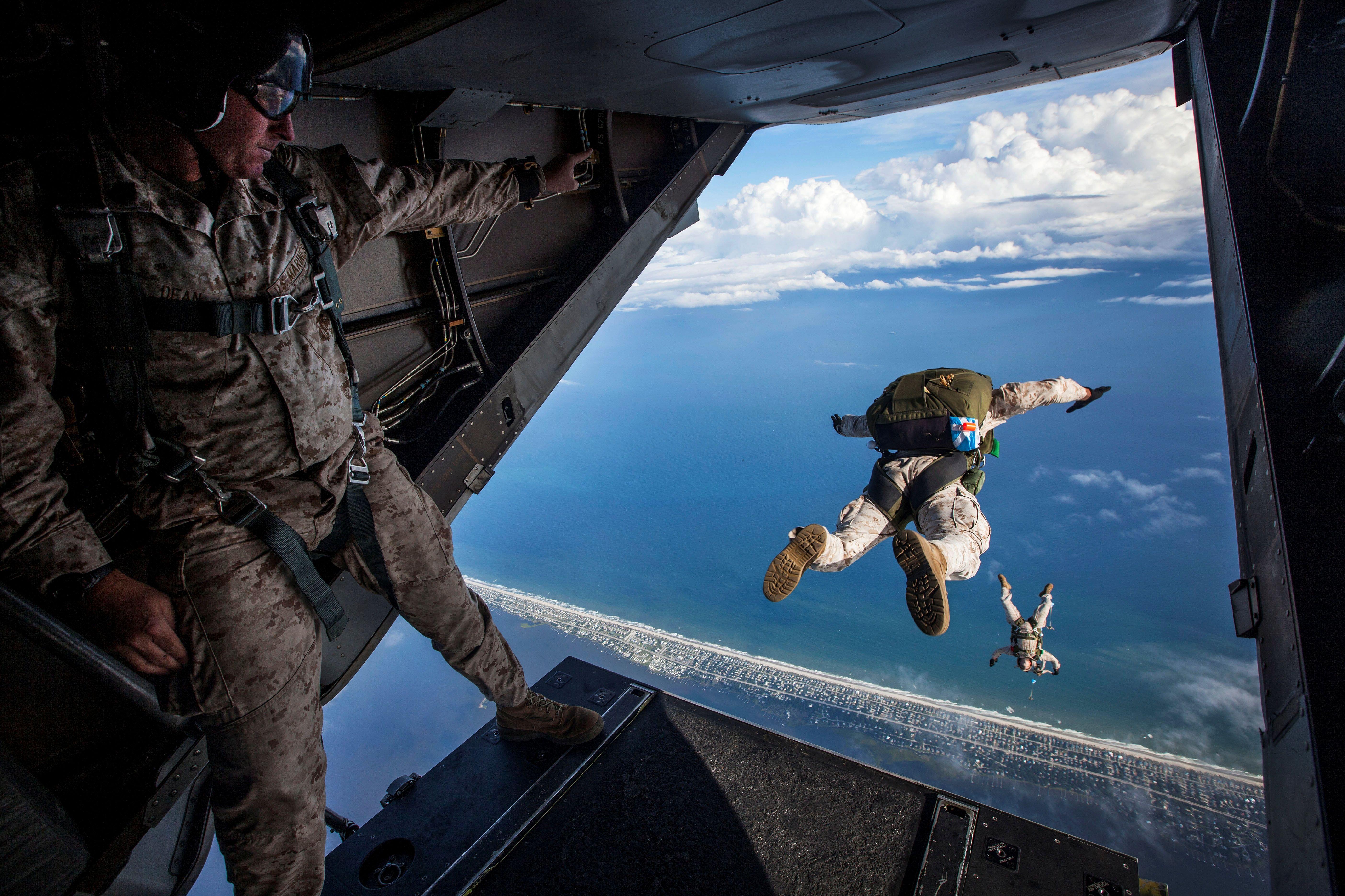 5616x3744 Paratrooper Military Parachuting Soldier Skydiving Wallpaper:5616x3744
