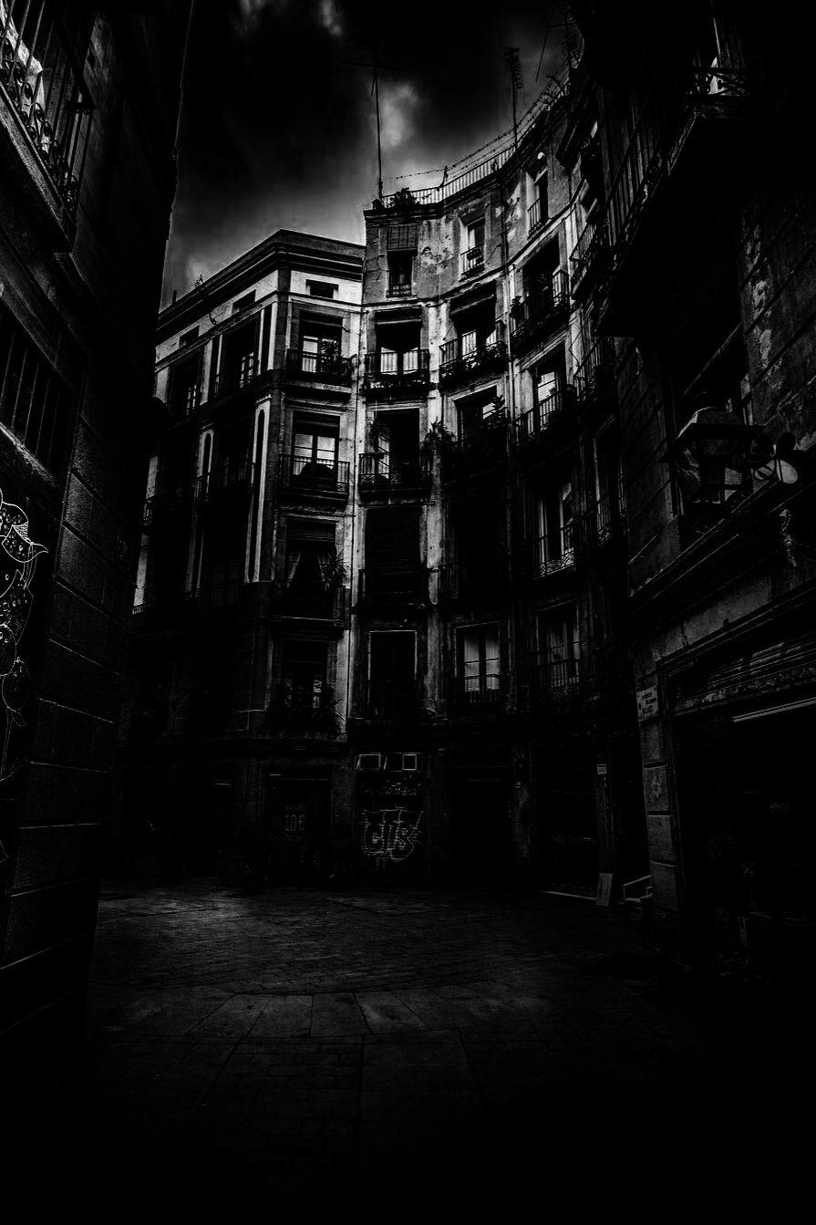 895x1343 Dark city