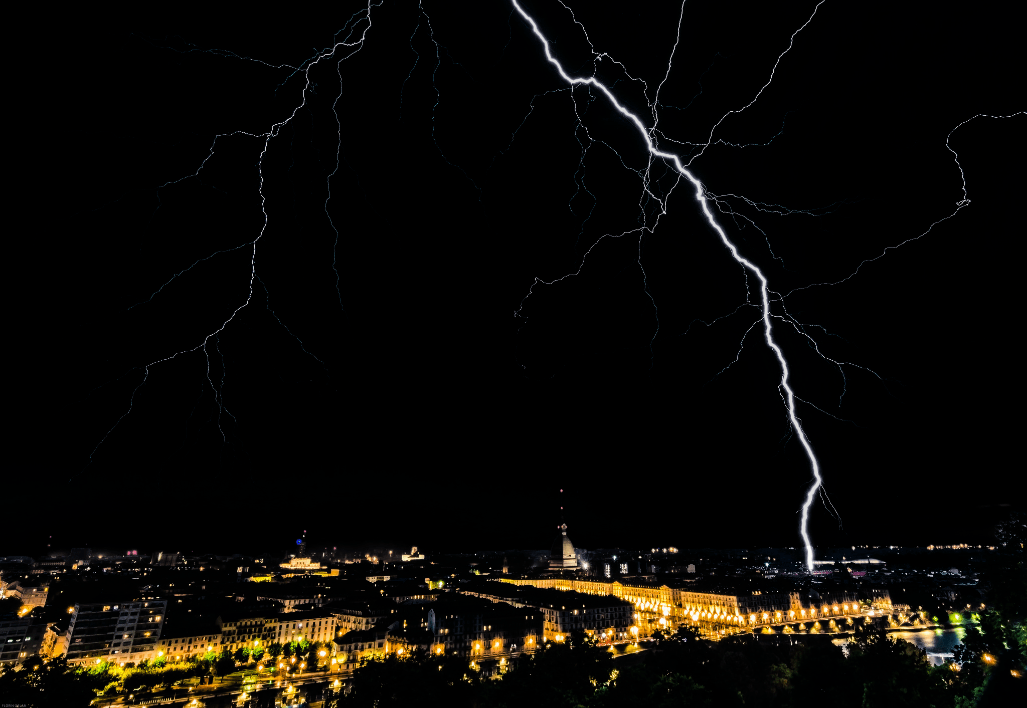 2048x1413 Lightning Over The City Amoled Edit X Post R Wallpaper [2048x1413]