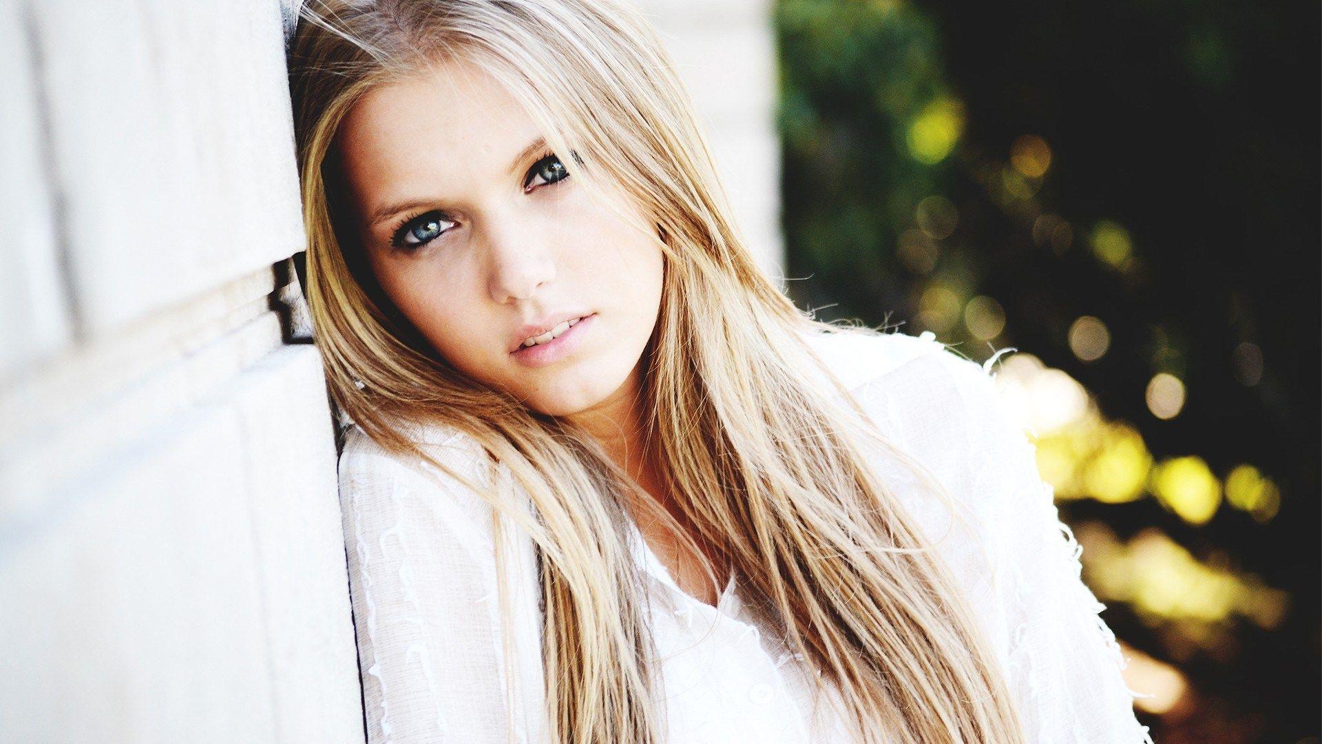 1920x1080 Hot Blondes Wallpaper