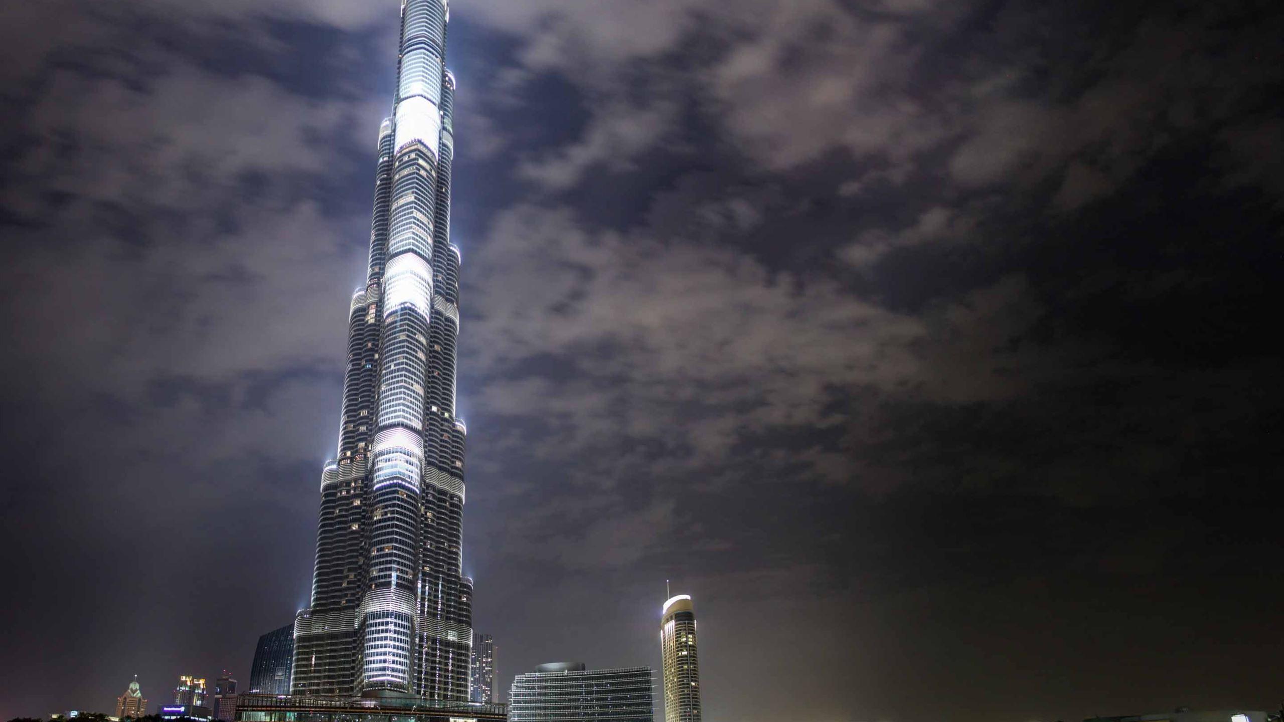 2560x1440 Burj Khalifa At Night MacBook Air Wallpaper Download