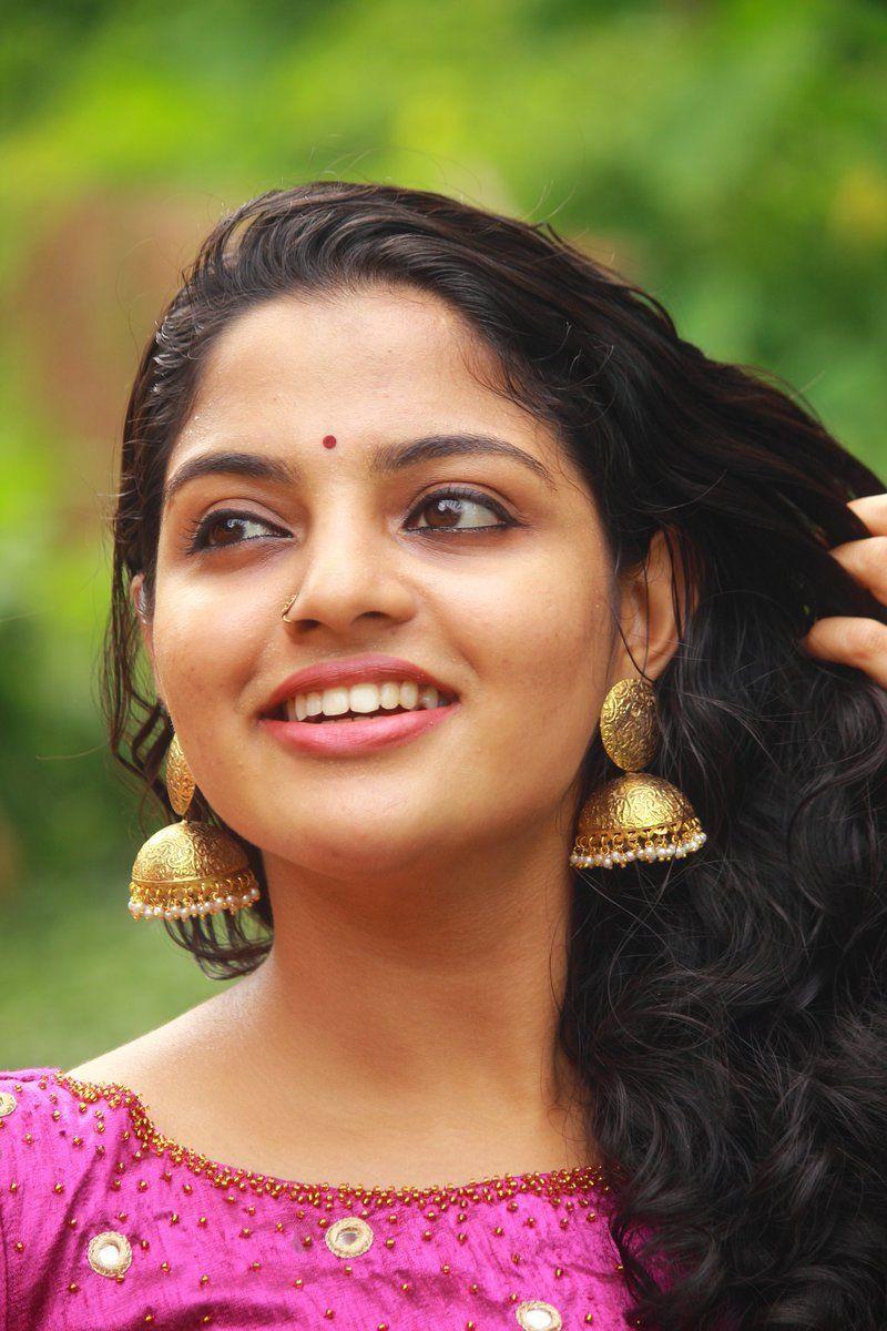 800x1200 Nikhila Vimal Top Best Picture And HD Wallpaper Collection