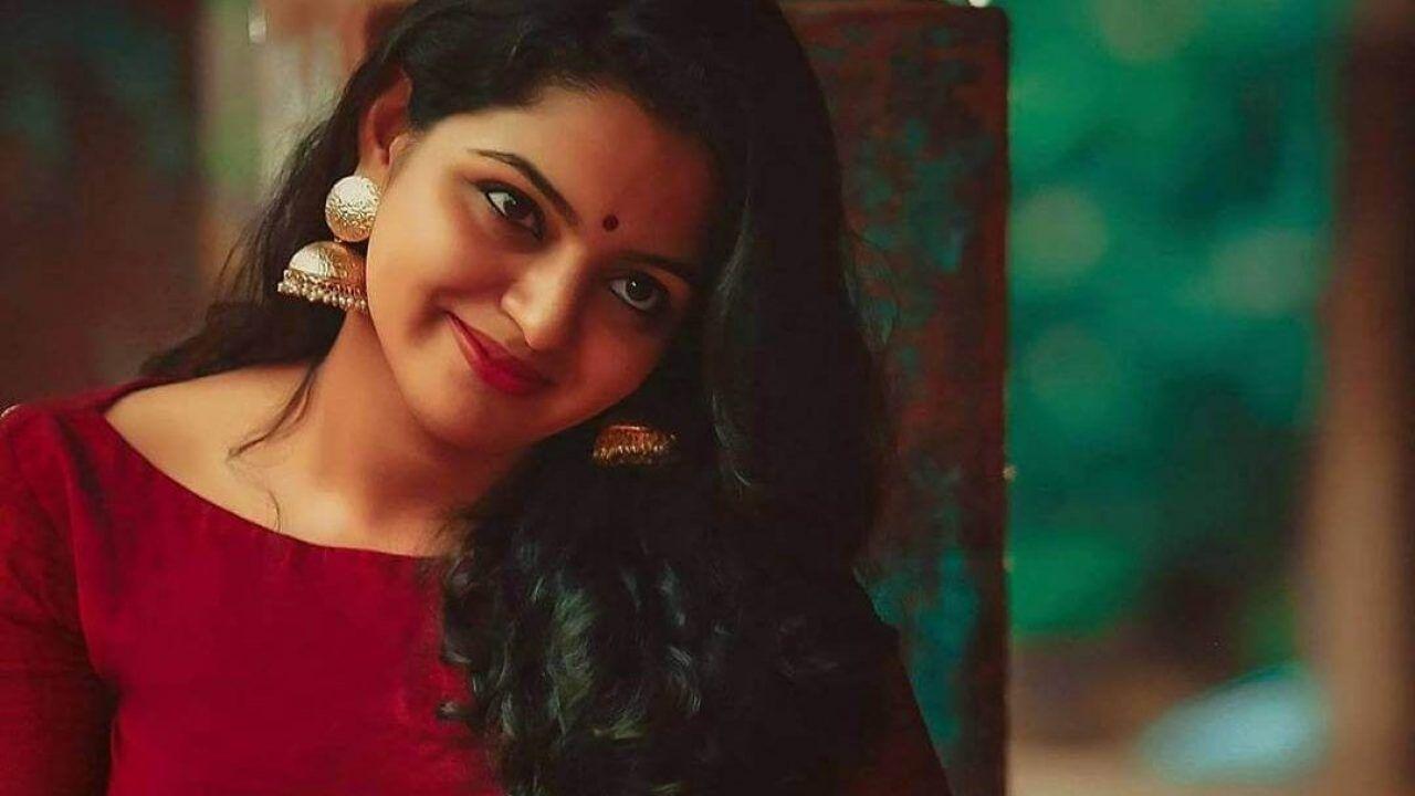 1280x720 Nikhila Vimal Wiki, Biography, Age, Movies, Family, Image