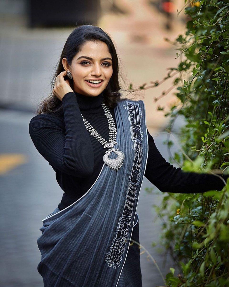 960x1200 Nikhila Vimal Photo. actress. kerala