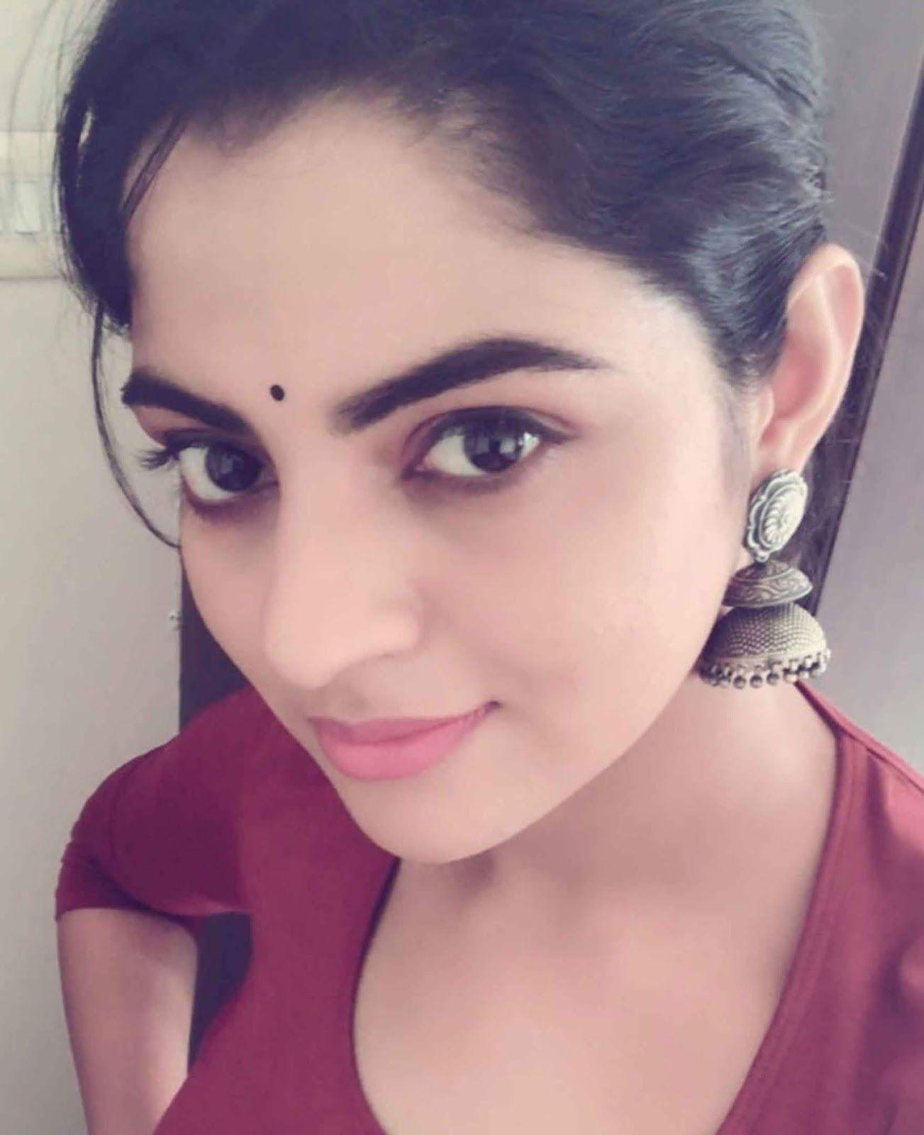 1303x1600 Actress Nikhila Vimal Cute Selfie Pics