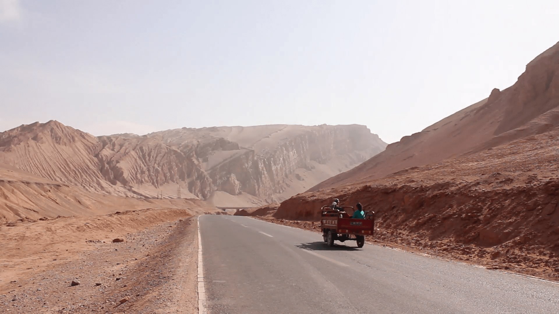 1920x1080 Taklamakan Desert highway, Xinjiang, China Stock Video Footage