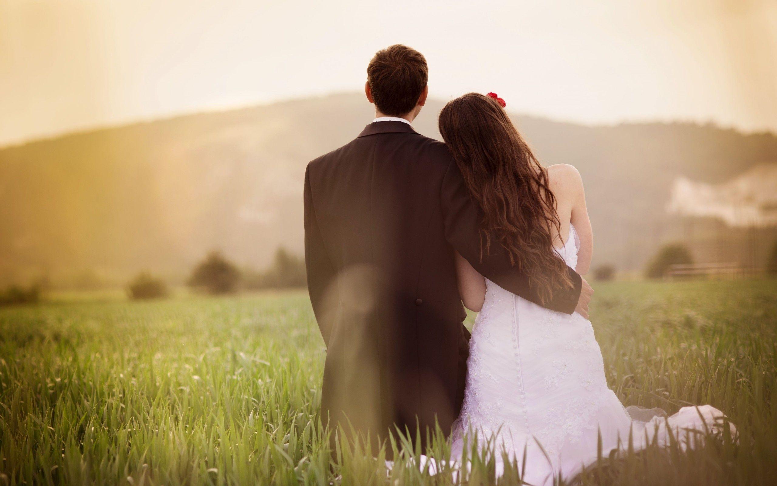 2560x1600 Boys And Girls Hugging In Love Wallpaper
