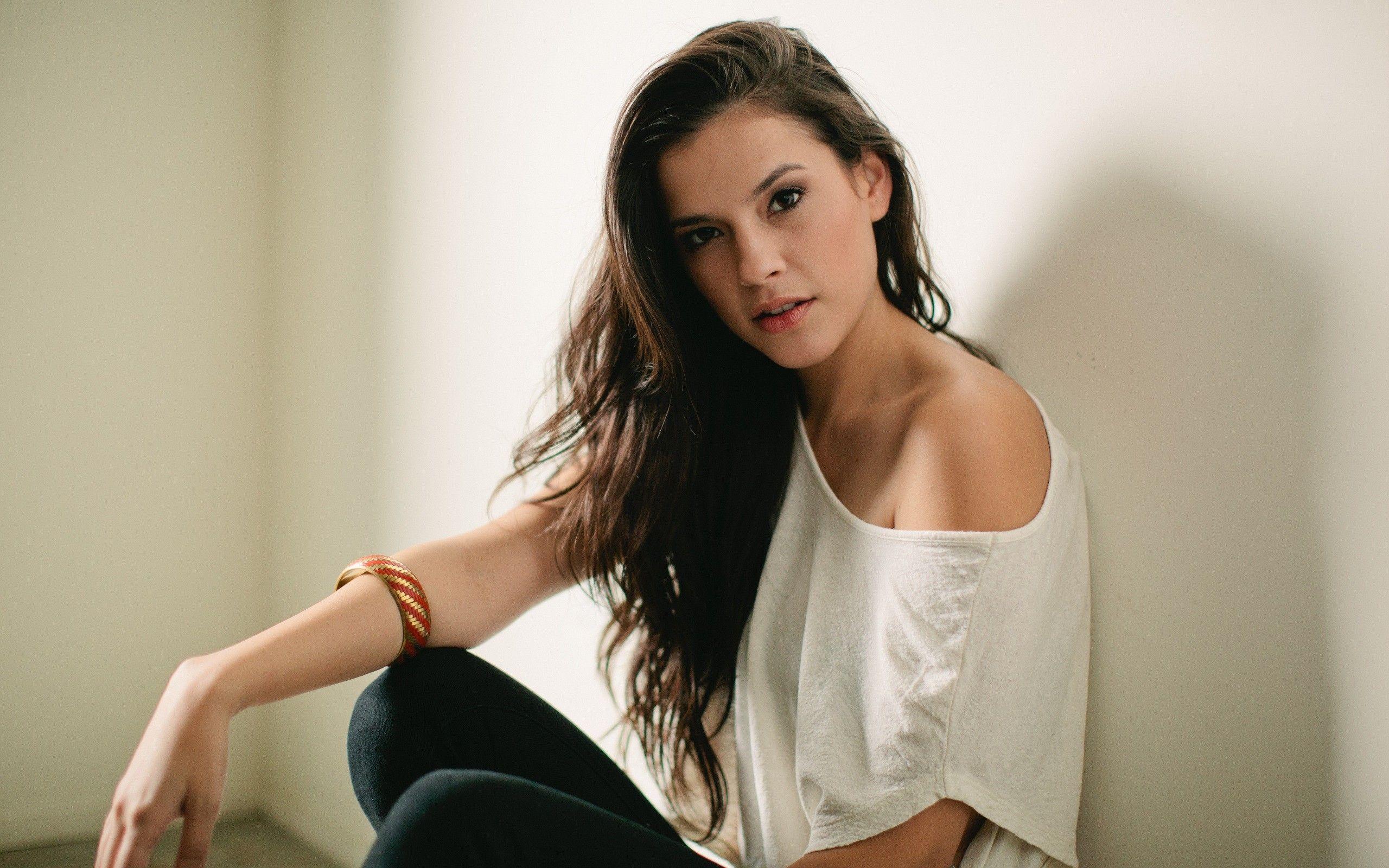 2560x1600 Model Background. Elegant Model Wallpaper, Model 1800 Wallpaper and Female Model Desktop Wallpaper