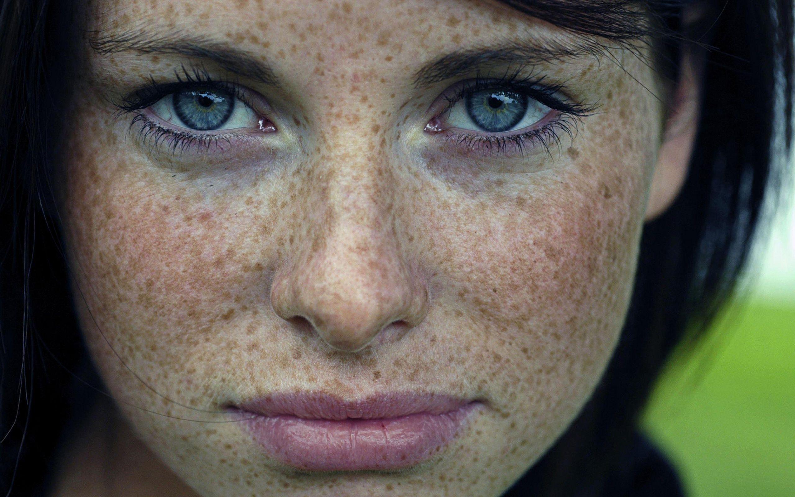 2560x1600 Woman Blue Eyes Freckles 2.560×1.600 Pixels. Freckles Girl, Black Hair Blue Eyes, Freckles