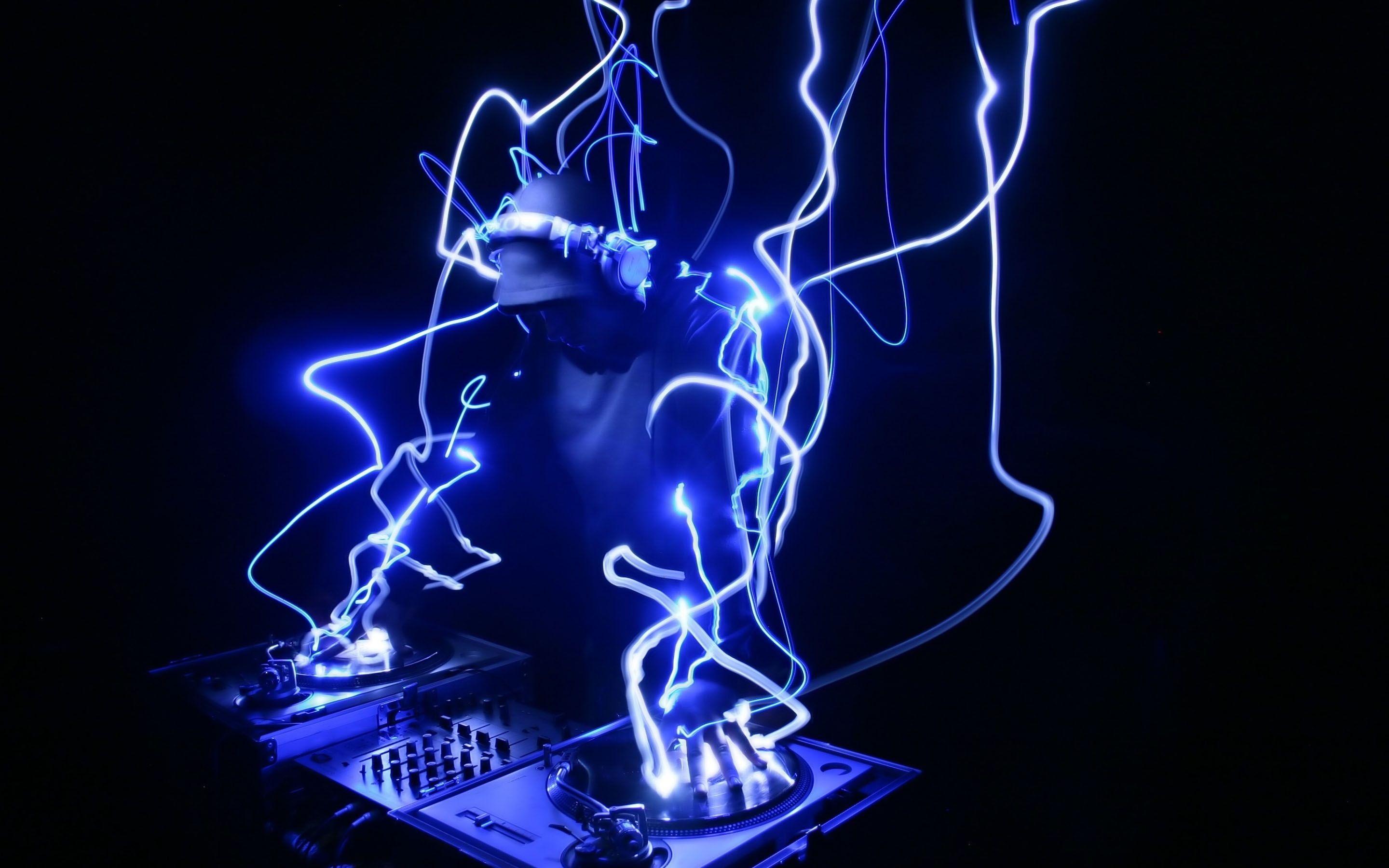 2880x1800 Music Boy MacBook Air Wallpaper Download