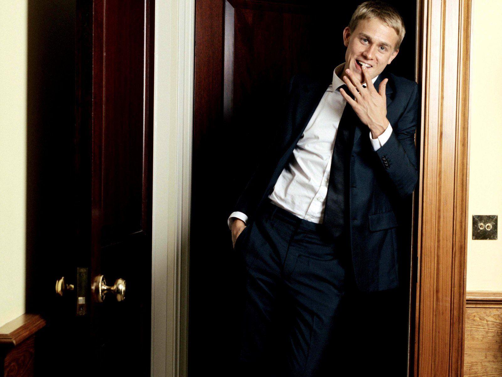 1600x1200 Download wallpaper Charlie Hannem, Charlie Hunnam, Actors