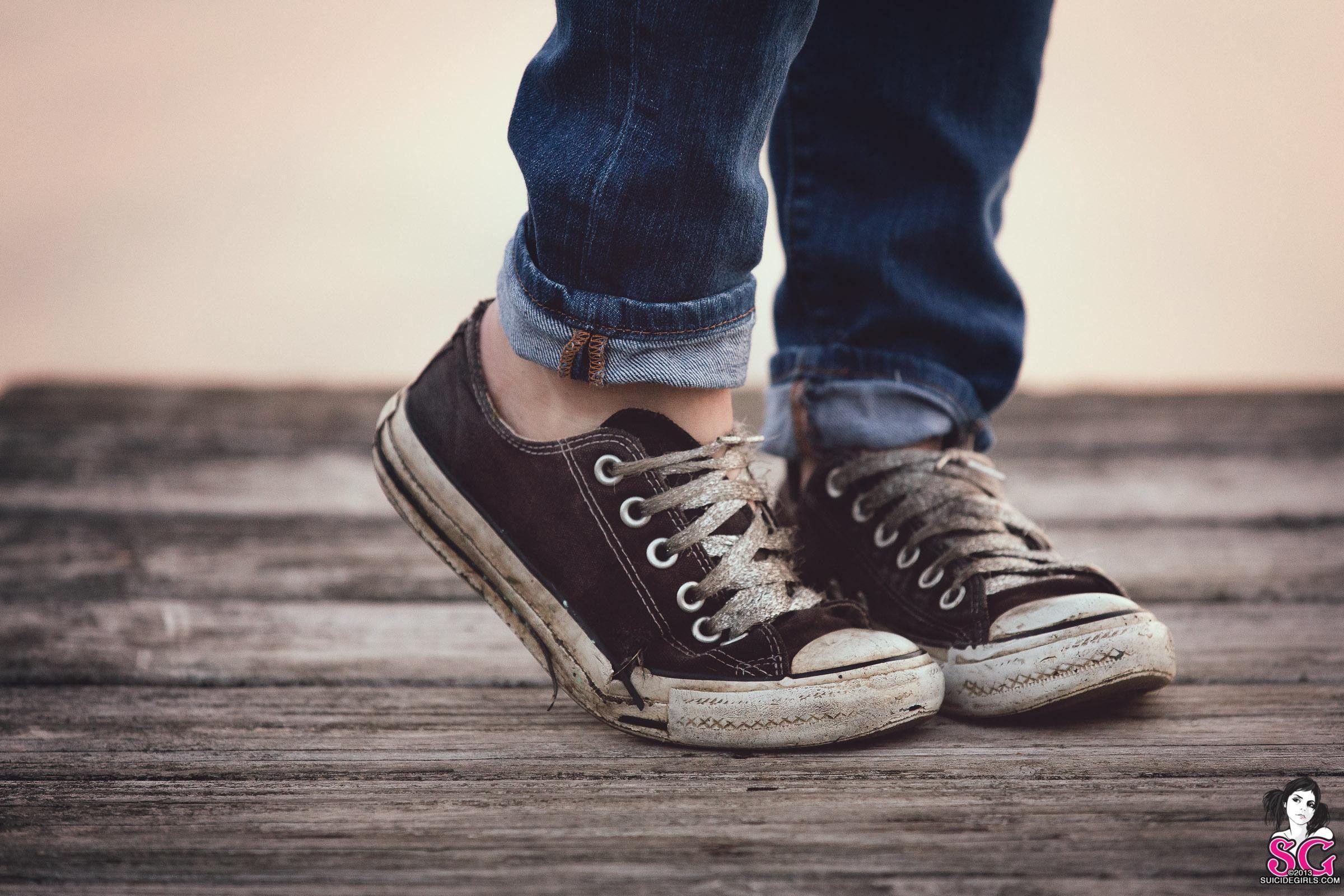 2400x1600 women, #shoes, #suicide Girls, #vayda Suicide, #converse Girls Converse Wallpaper & Background Download