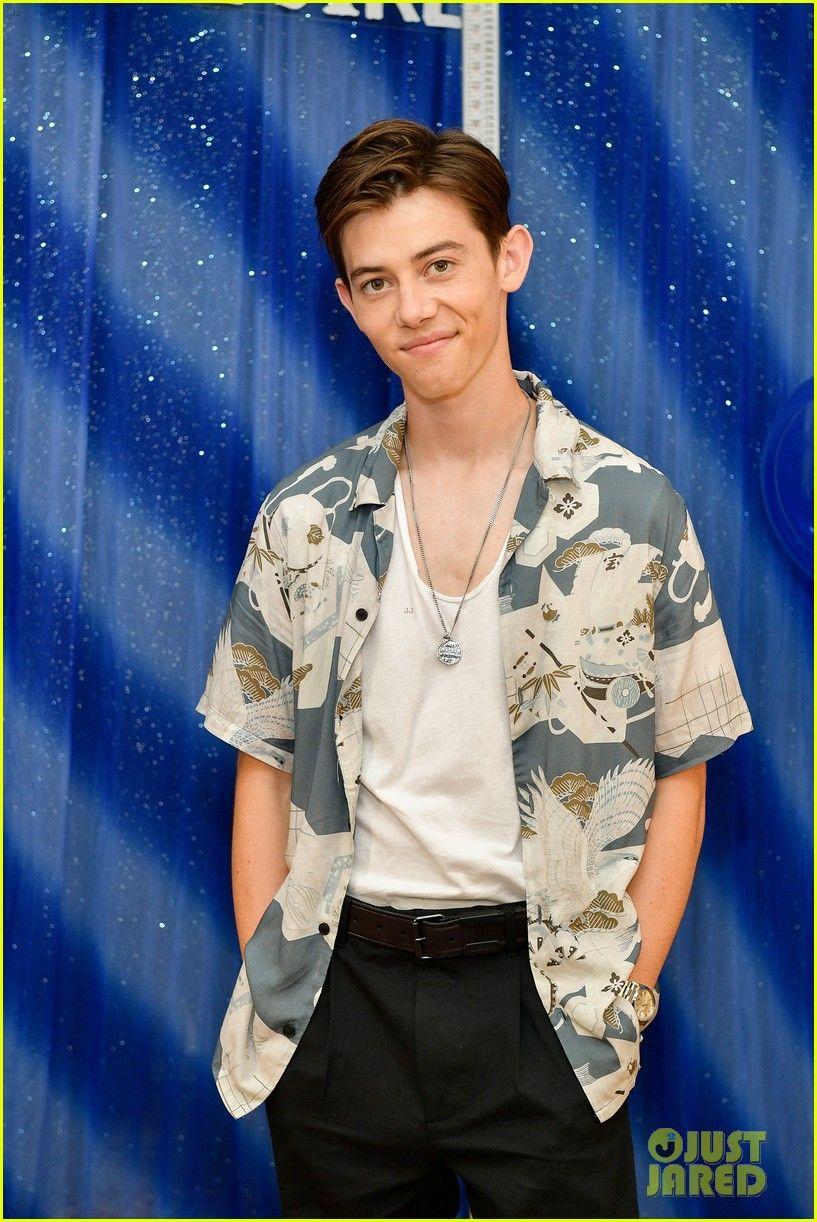 817x1222 Netflix's 'Tall Girl' Cast Teams Up for Photo Call the Pics!: Photo 4339404. Ava Michelle, Griffin Gluck, Luke Eisner, Sabrina Carpenter Picture