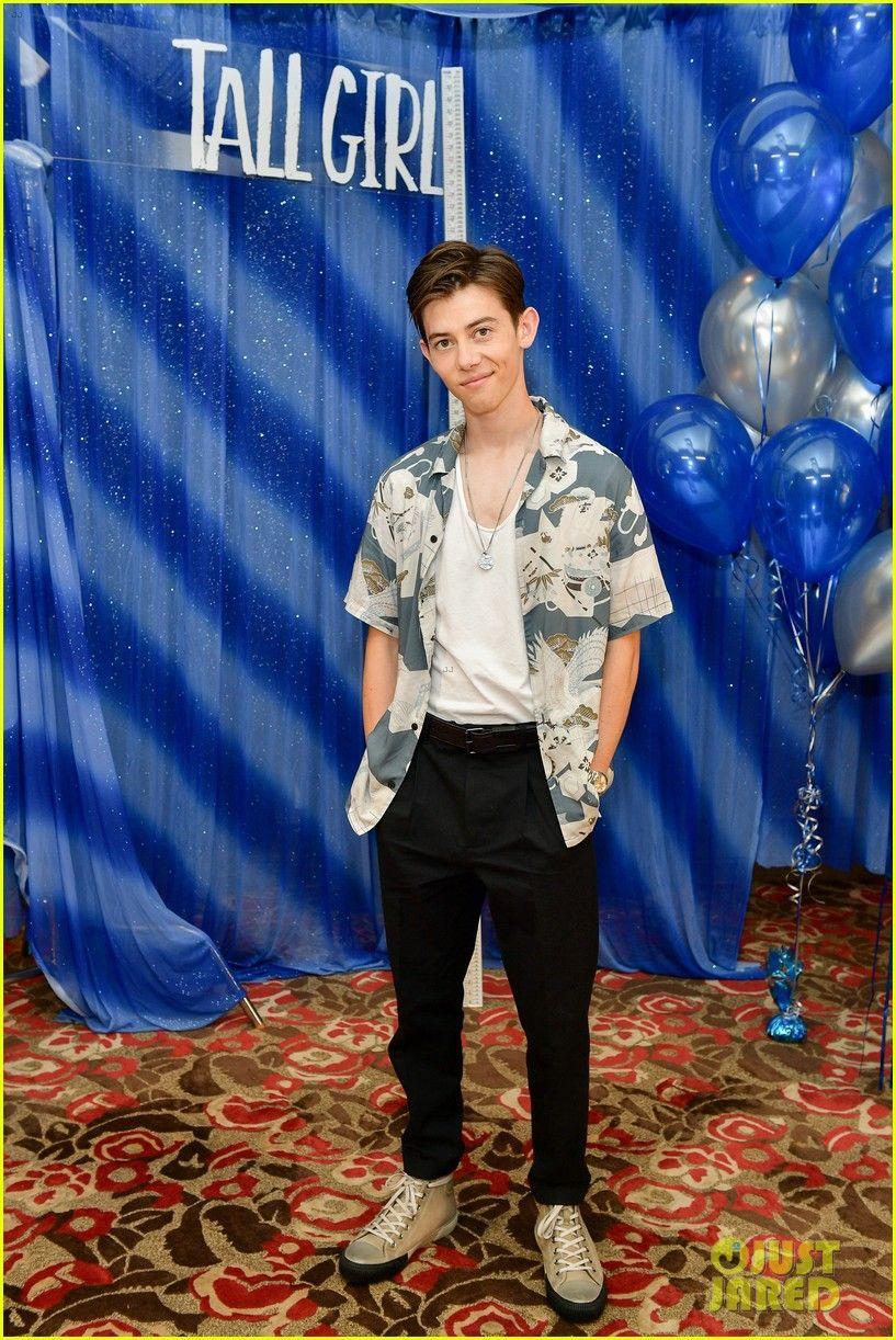 817x1222 Netflix's 'Tall Girl' Cast Teams Up for Photo Call the Pics!: Photo 4339403. Ava Michelle, Griffin Gluck, Luke Eisner, Sabrina Carpenter Picture