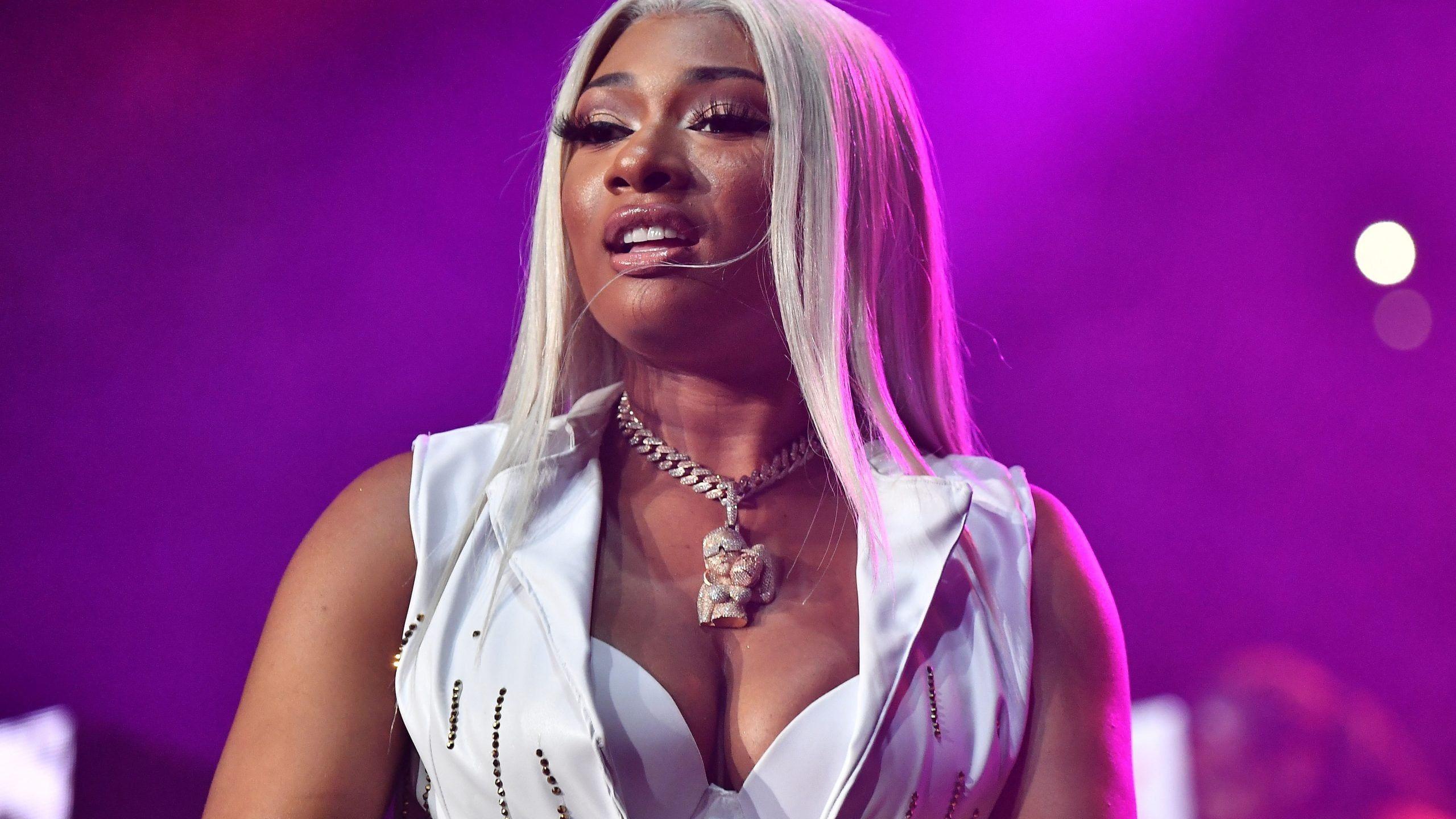 2560x1440 Megan Thee Stallion claps back at record label: 'I won't allow two men to bully me'