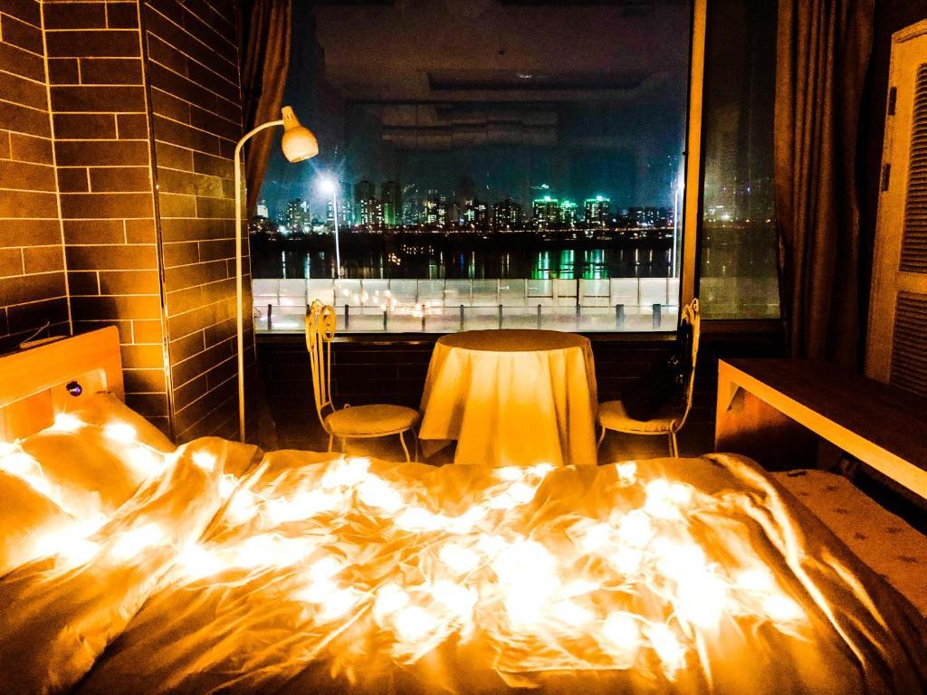 1024x768 Golden House near Han River in Seoul, South Korea, prices. Planet of Hotels
