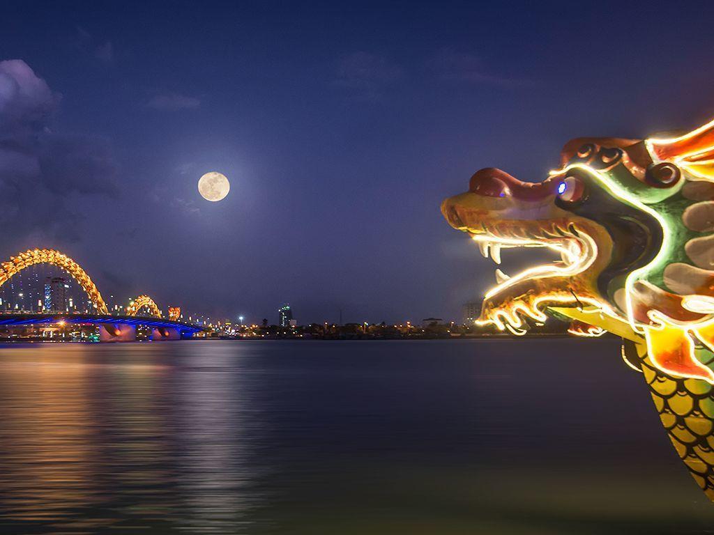 1024x768 Han River Dragon Boat in Da Nang in Da Nang, Vietnam