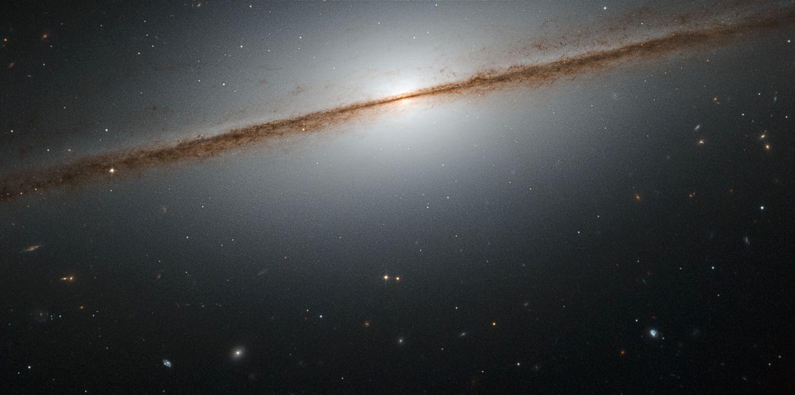 1600x795 Little Sombrero Galaxy Picture. Incredible Image Captured From Space