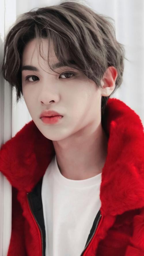 700x1243 White wall paper of Huang Minghao .