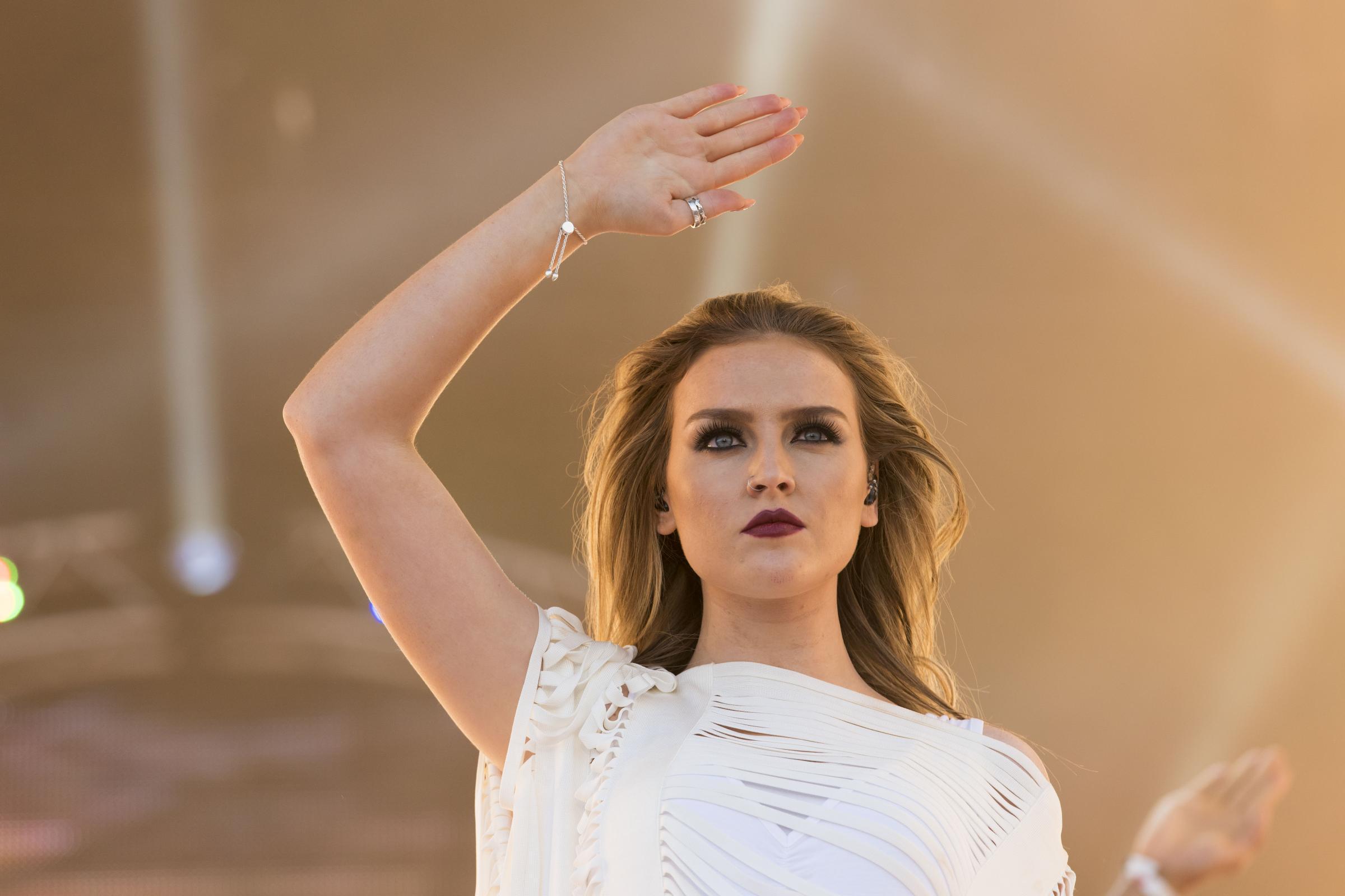 2400x1600 Perrie Edwards Wallpaper