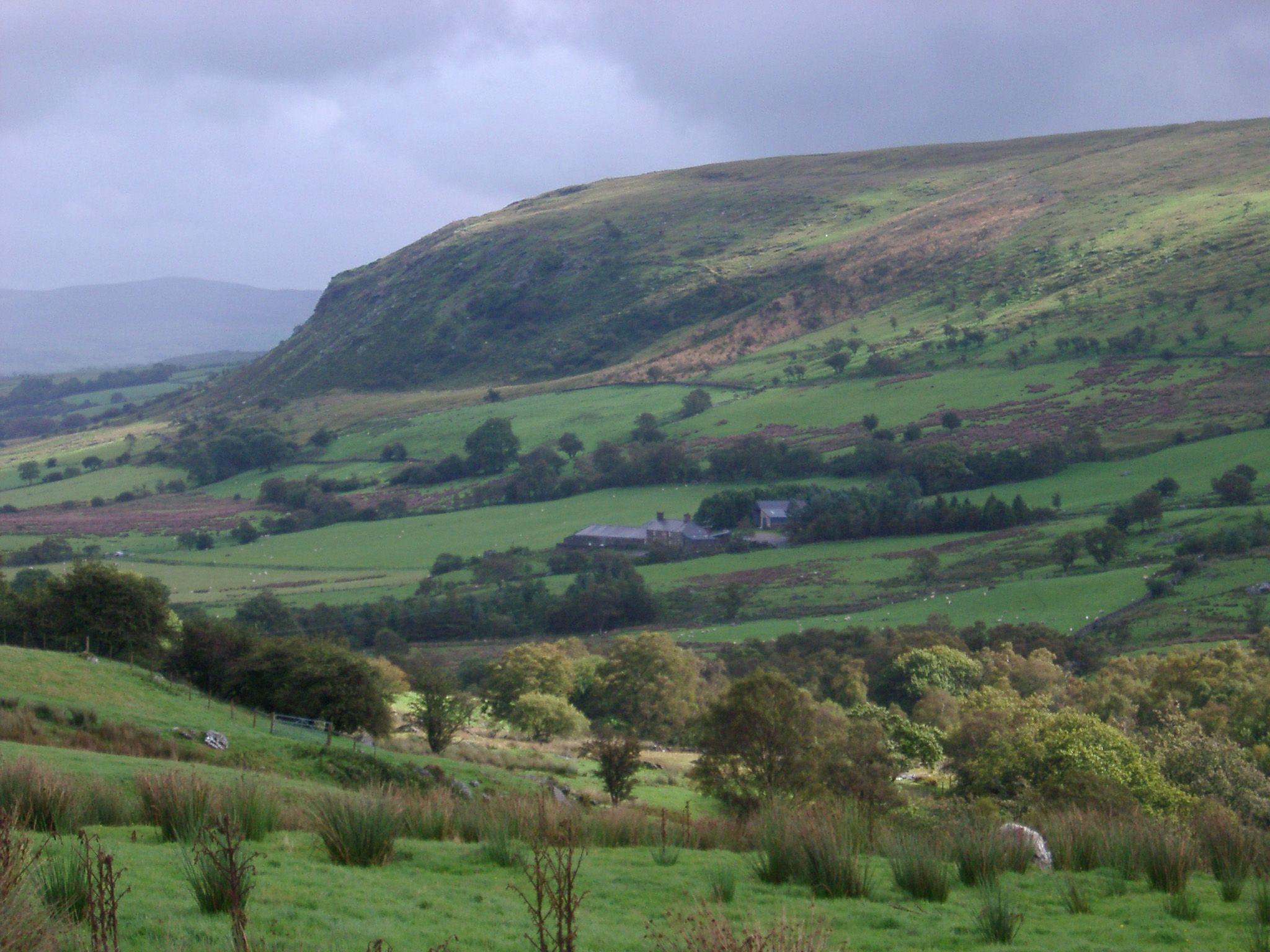 2048x1536 Free of Lush green valley and hill