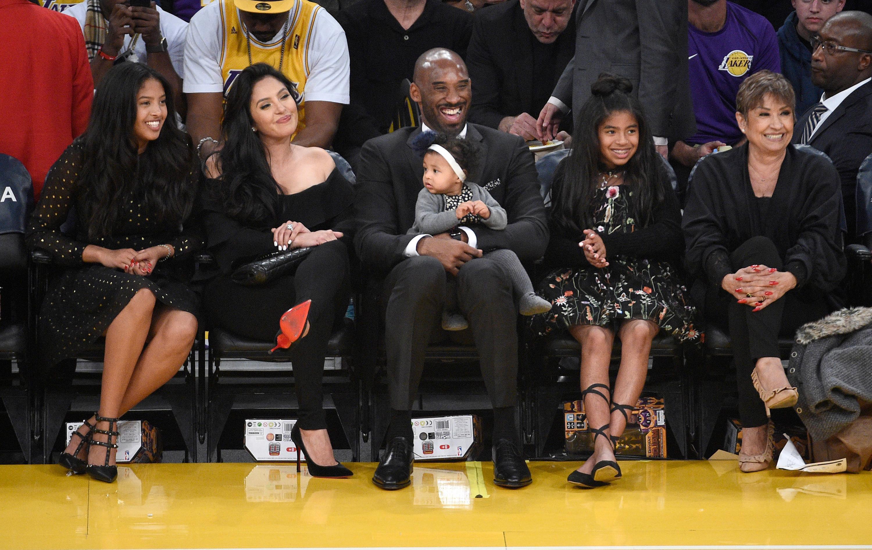 3000x1892 Kobe Family Wallpaper