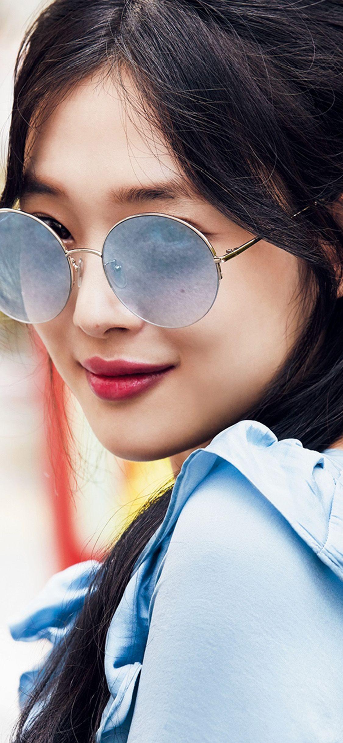 1125x2436 Kpop Sulli Girl Sunglasses Wallpaper