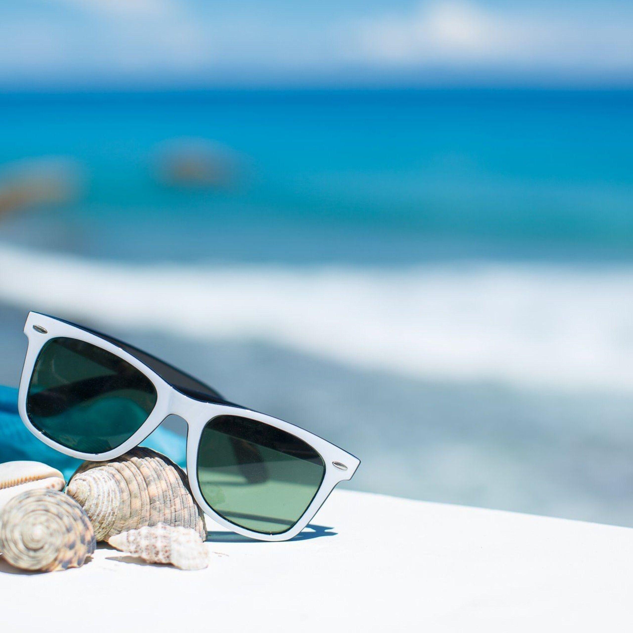 2524x2524 Sunglasses and shells -Wonderful blurry ocean on background