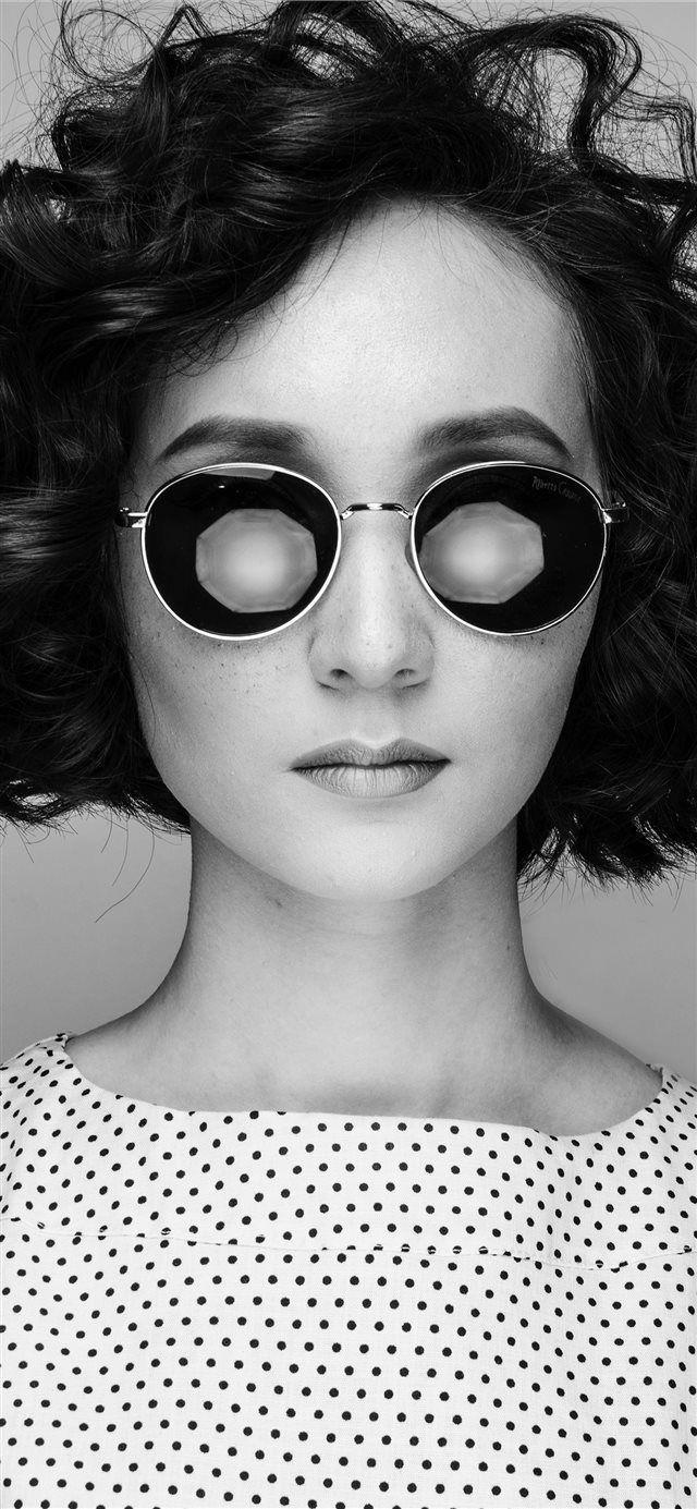 640x1385 Women In Sunglasses Wallpaper