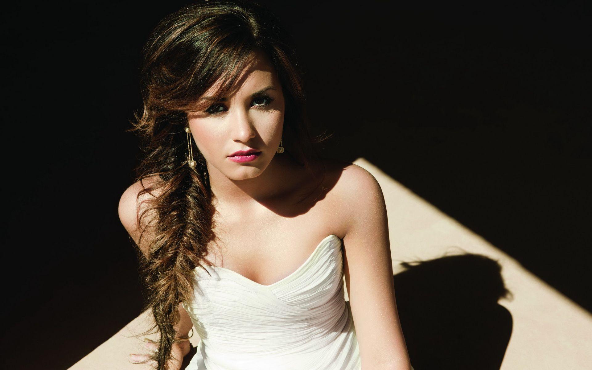 1920x1200 Demi Lovato 2013