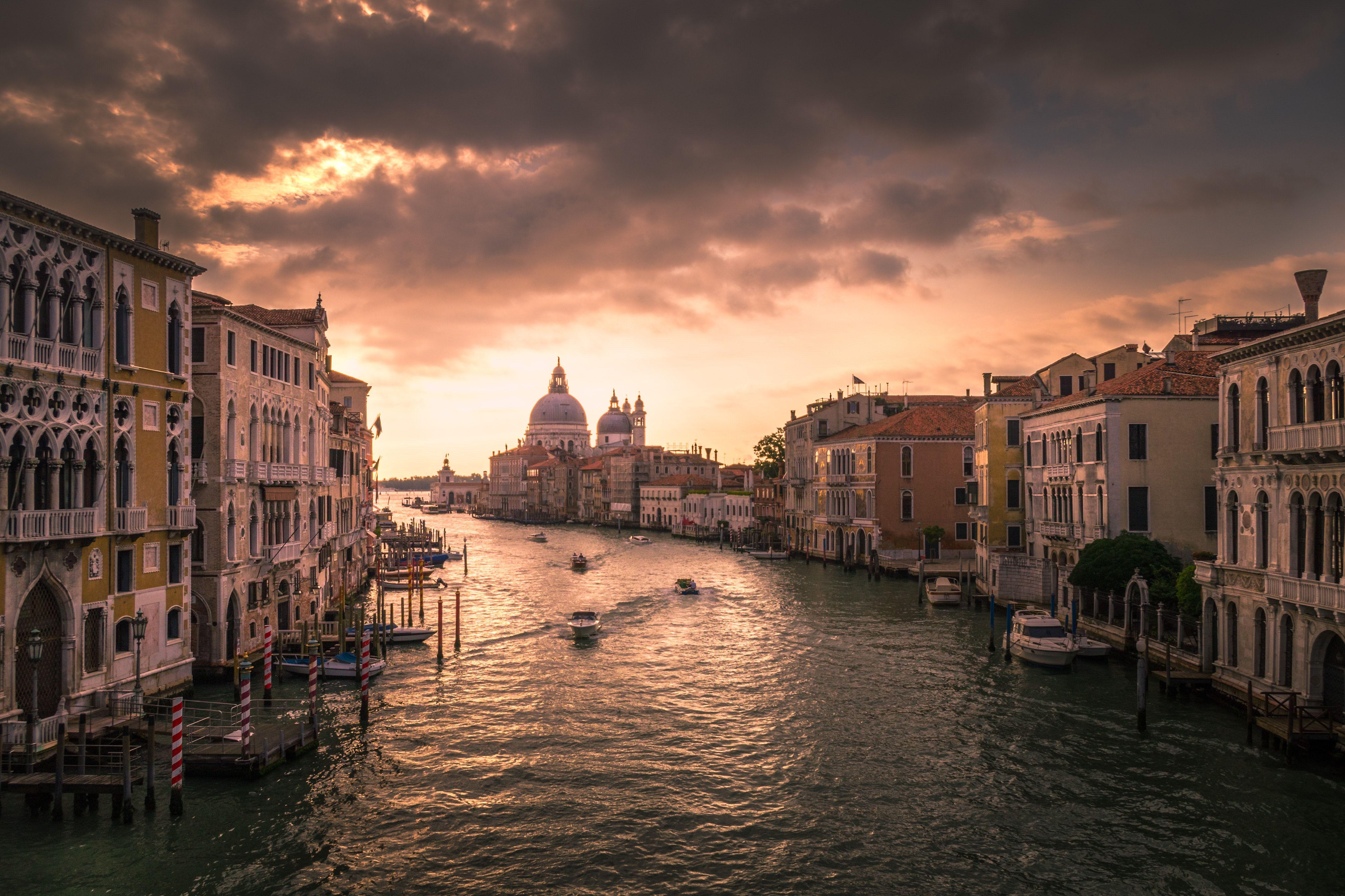 5329x3553 water near buildings photo