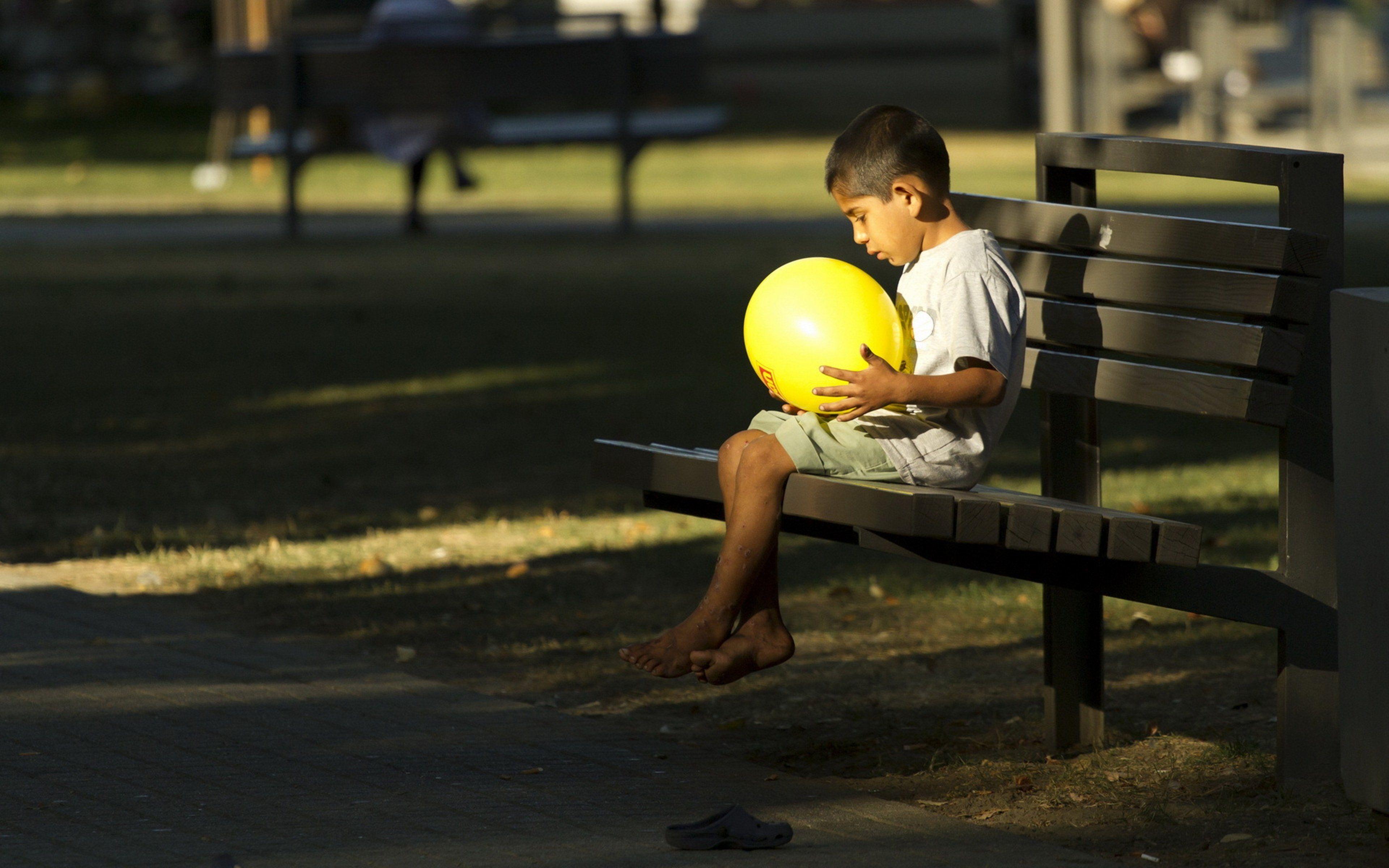 3840x2400 Kids children childhood sad poor cry life nature landscapes earth boy little garden park alone suffering wallpaperx2400