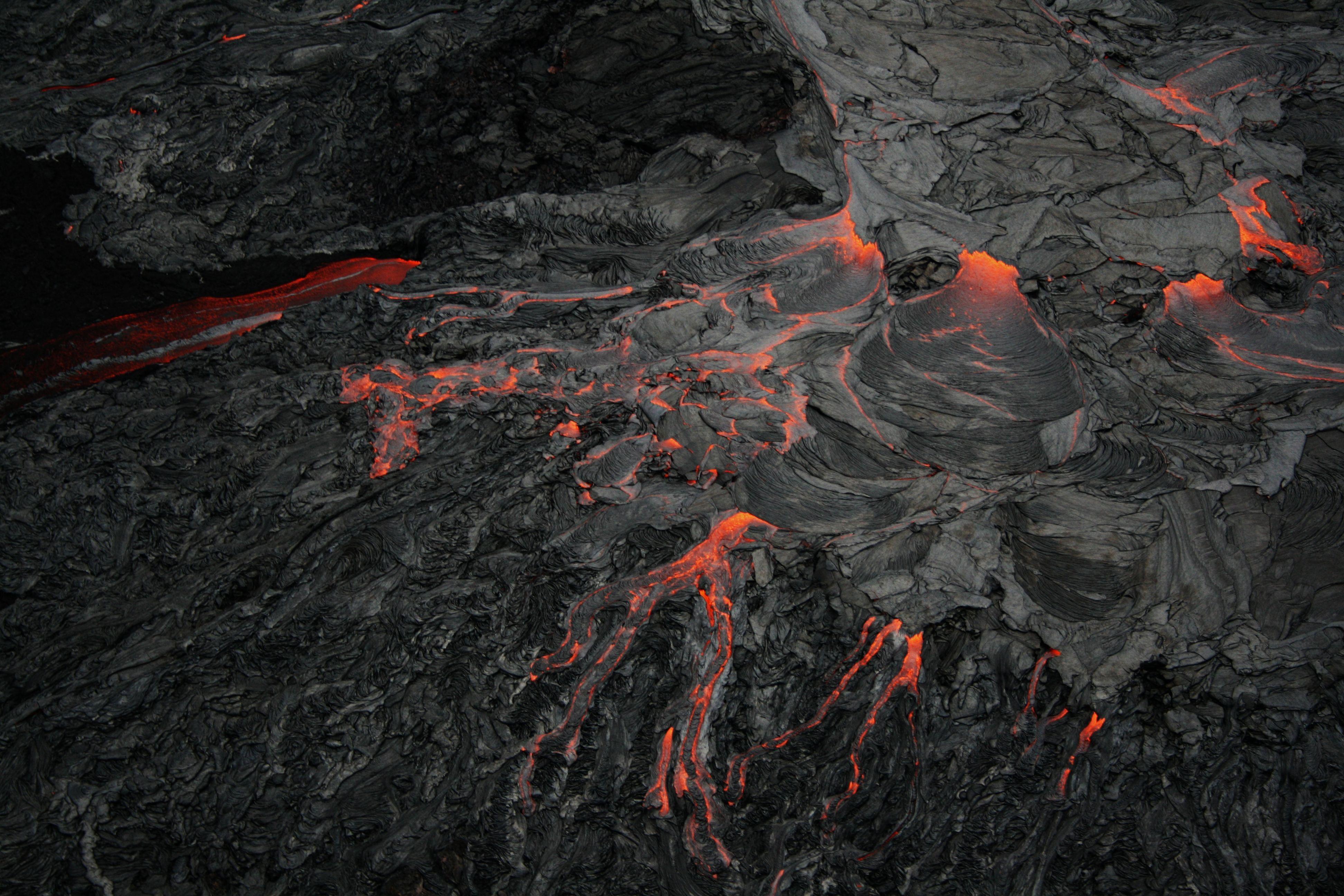 Раскаленные трещины. Лава магма. Обсидиан лава. Застывшая вулканическая лава. Магма лава трещины щели.