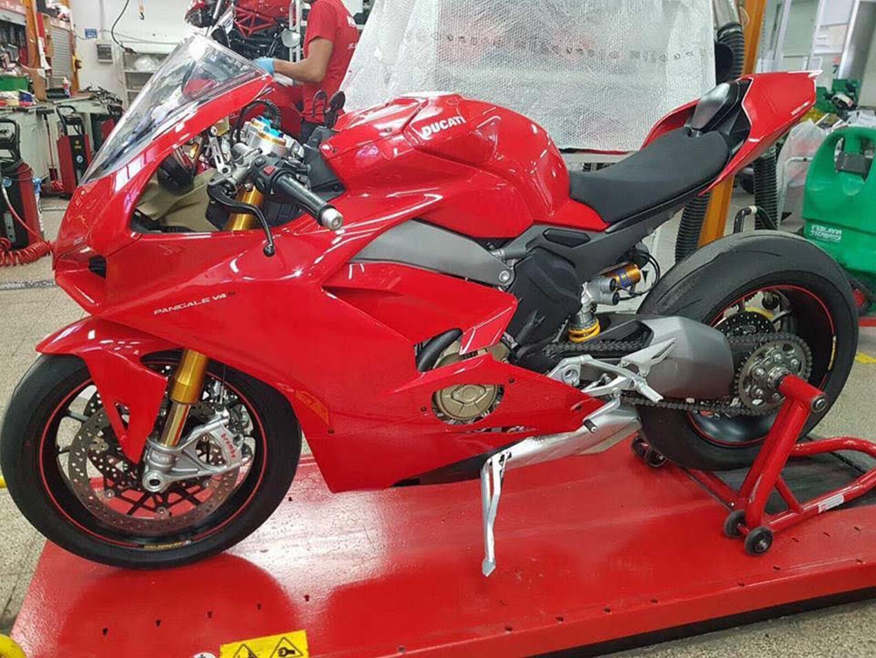 1270x953 More Leaked Photo of the 2018 Ducati Panigale V4 & Rubber