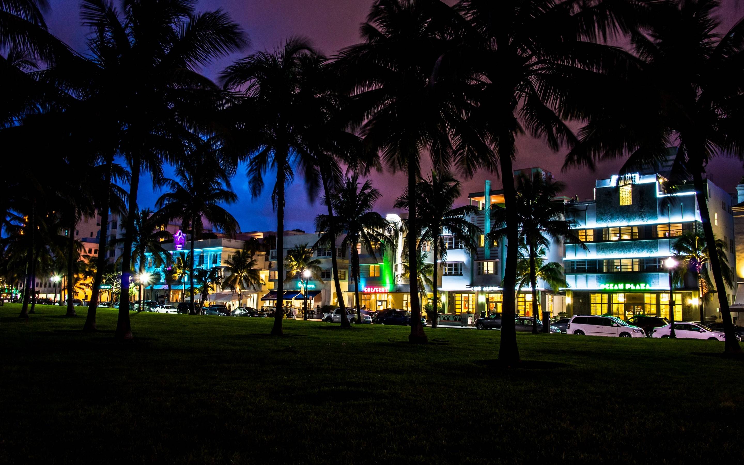 2880x1800 Miami Beach Night Wallpaper