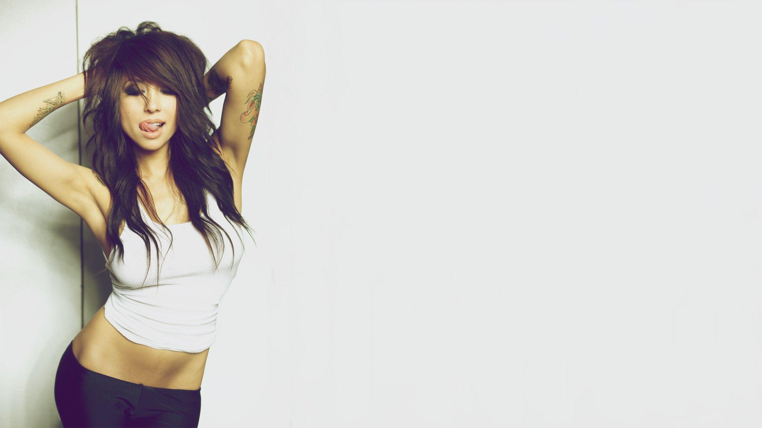2560x1440 brunettes, women, models, tank tops, hip bone, simple background, yoga pants, Alie Layus, white background, exposed midriff, arms raised wallpaper