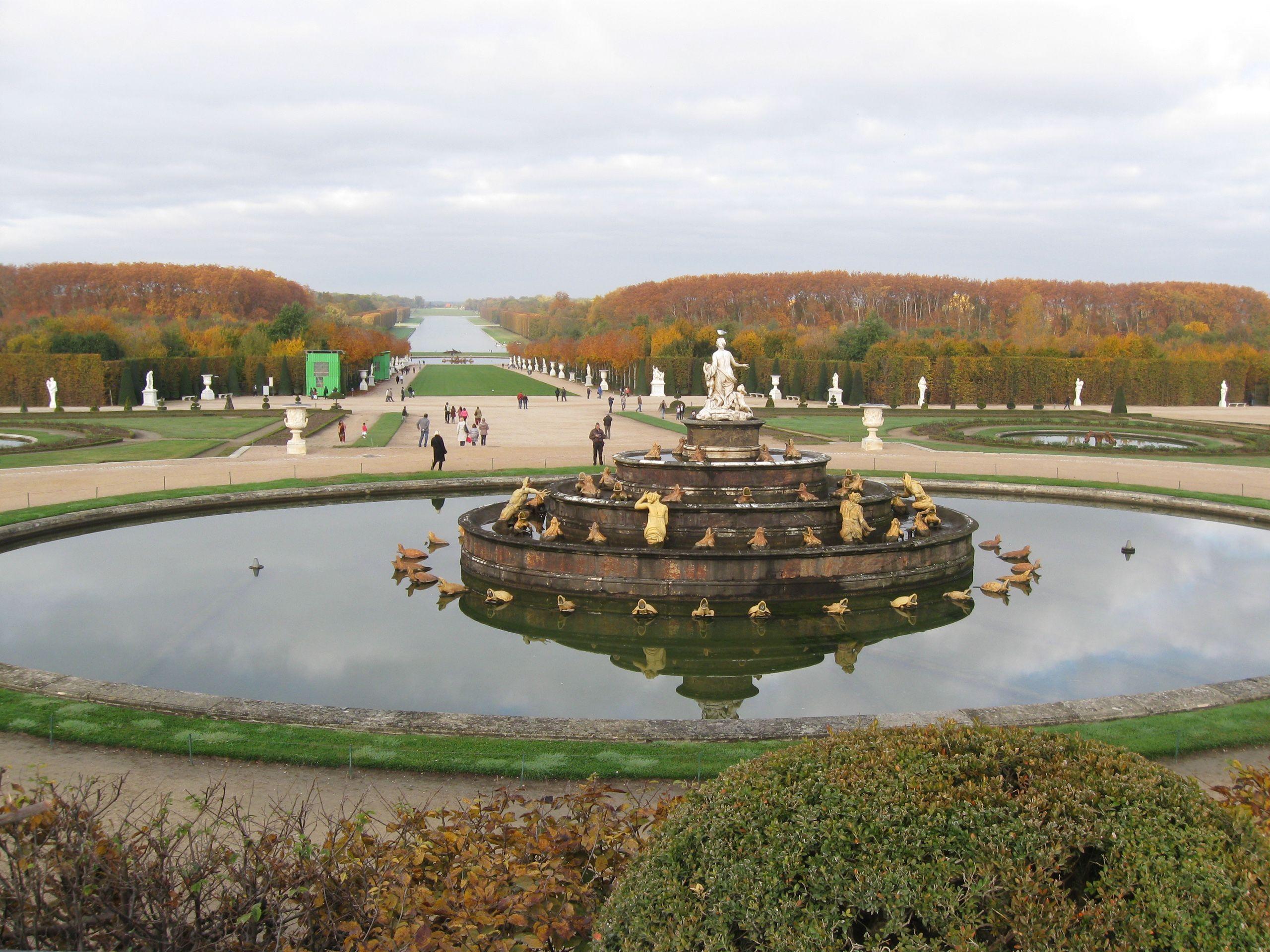 2560x1920 French Garden, Versailles castle
