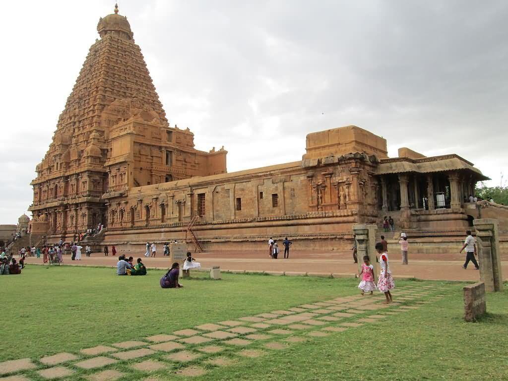 1024x768 Big Temple Or Brihadeeswarar Temple In Tanjore, Tamil
