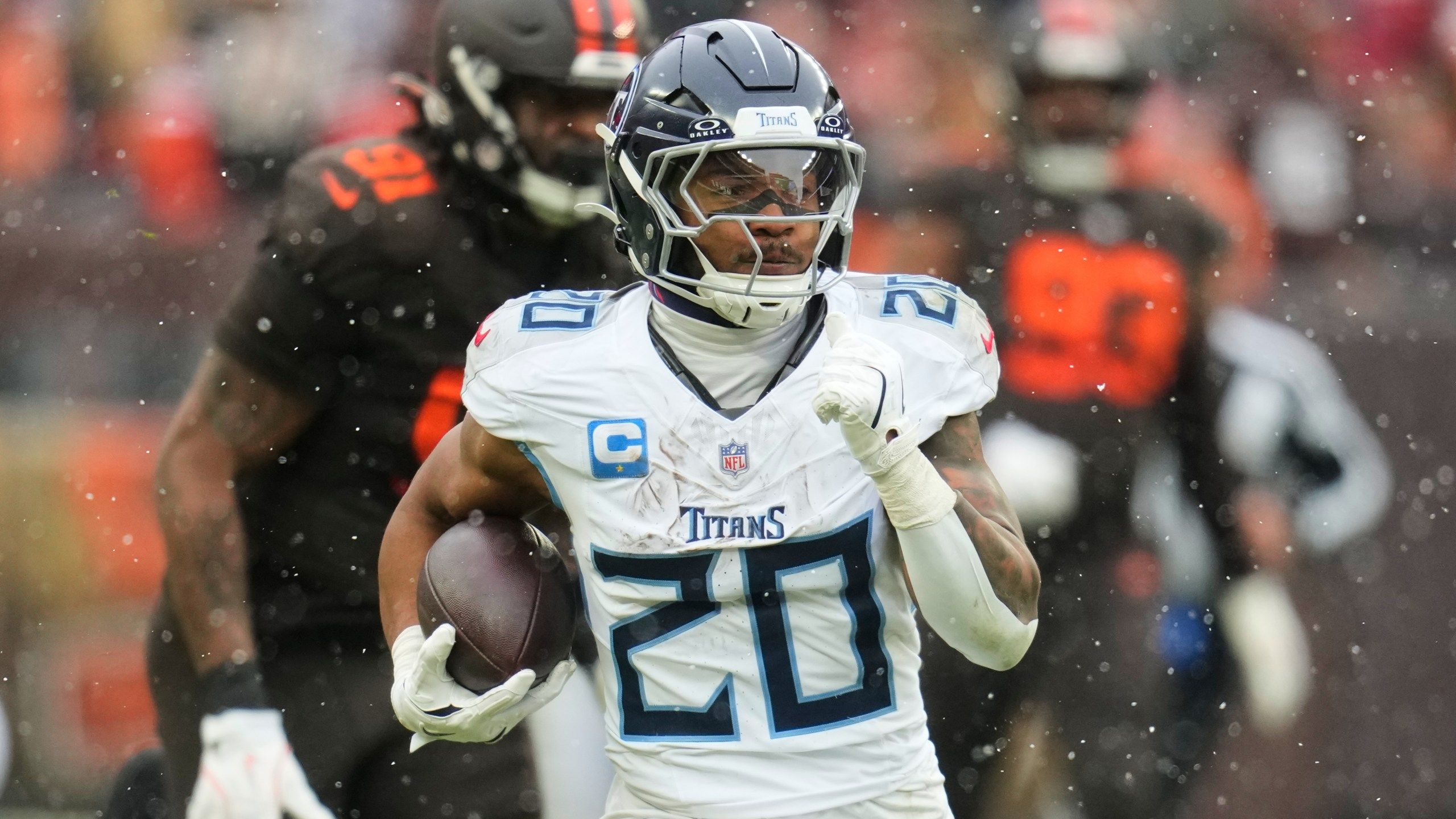 2560x1440 Tony Pollard Runs For 161 Yards And 2 TDs As Titans Outlast Shedeur Sanders And Browns 31 29