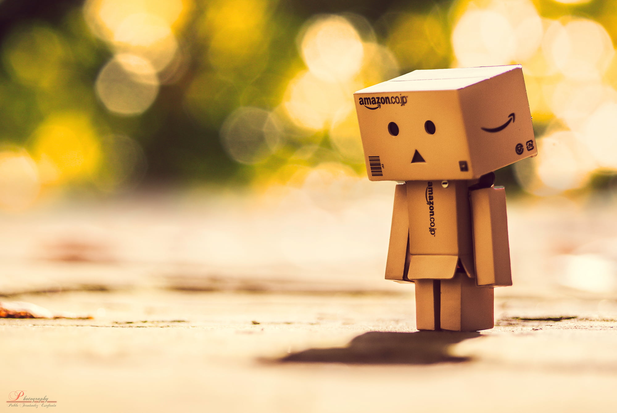 2000x1339 Selective photography of box man HD wallpaper