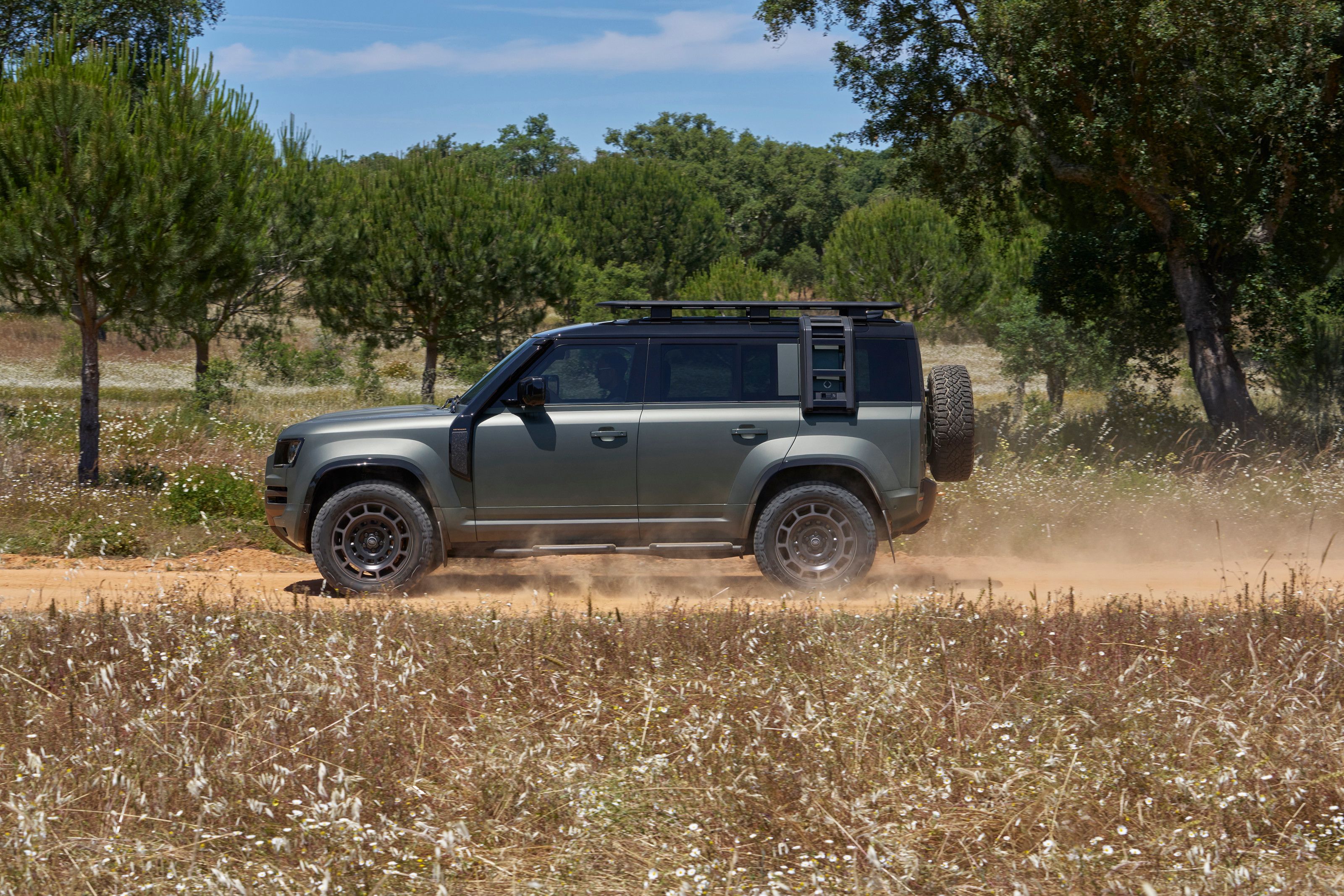 3200x2134 Land Rover Defender OCTA review: 'grip, grunt and hardiness'. Wallpaper*