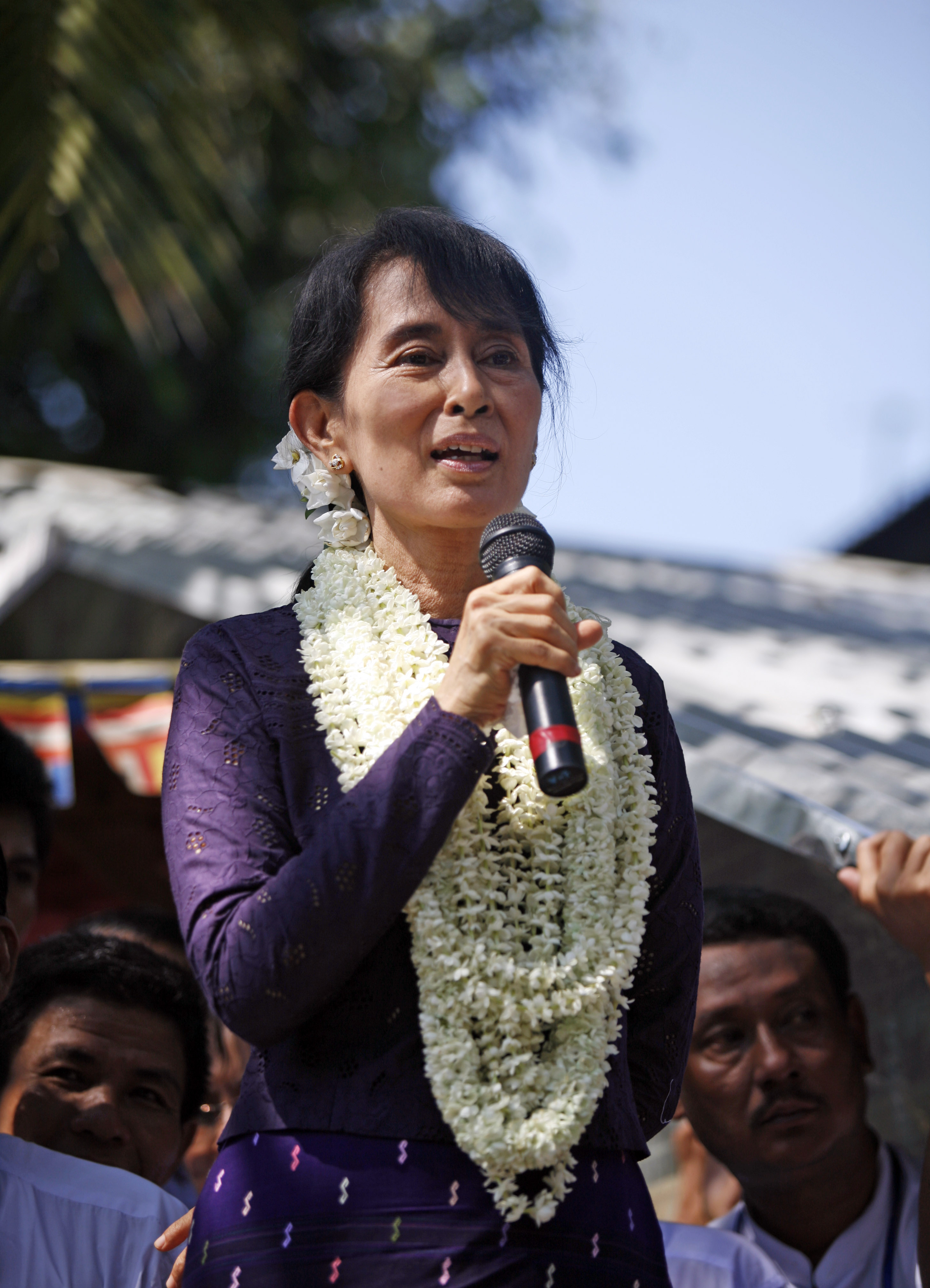 2912x4032 Aung San Suu Kyi gives