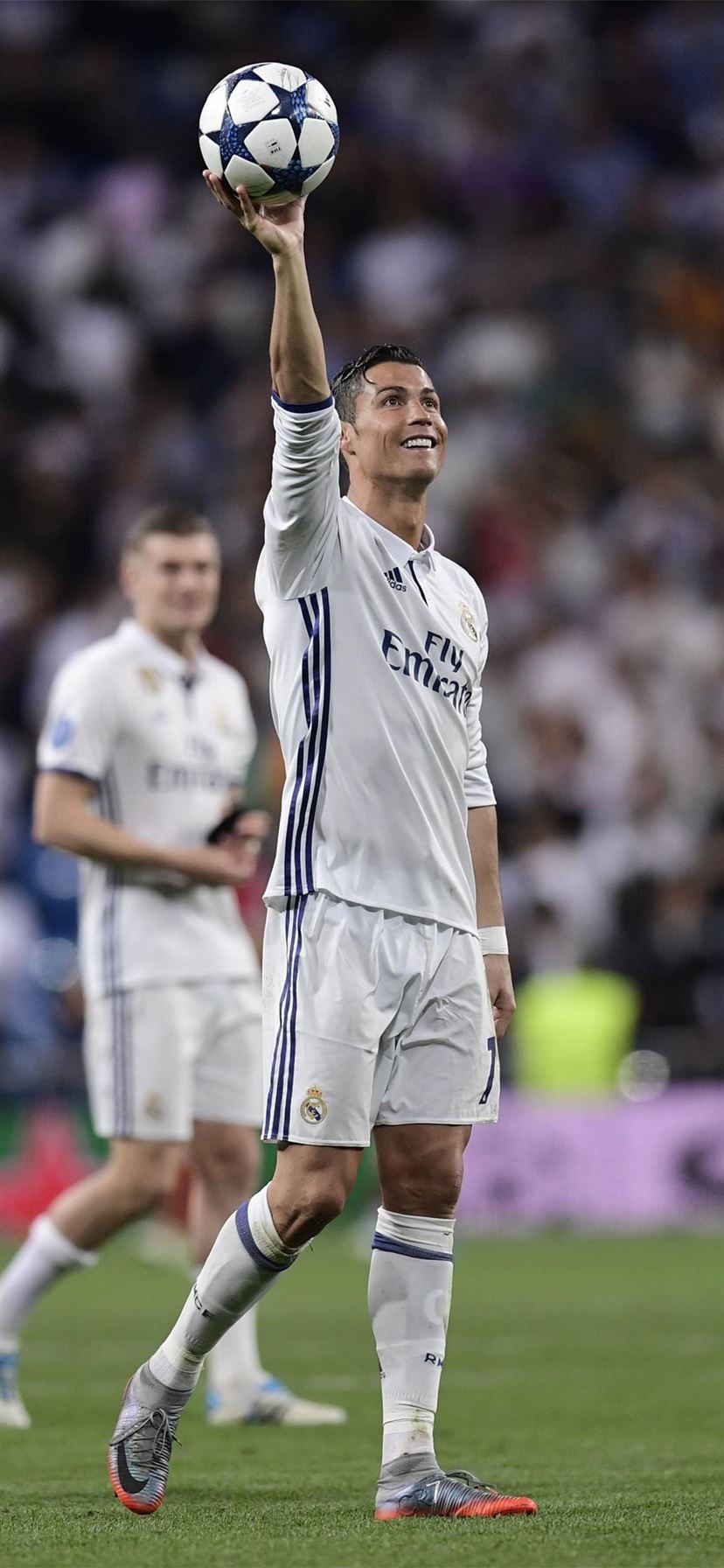 828x1792 Cristiano Ronaldo praises Real Madrid's team ethic. iPhone 11 Wallpaper Free Download